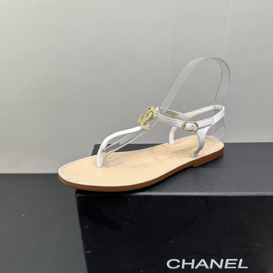 NO:243181,CHANEL Chanel's new toe-slipper flip flops. When you wear this series of slippers, you really feel like a little fairy!  Filter effect on the upper. The upper is original sheepskin with open mold hardware, crystal sheepskin inside, Italian double-layer leather sole, high flat sole, size 35-40 (41,42 custom made without return or exchange), split-toe shoes, chanel, chanel, slippers, sheepskin19860909CHANEL 香奈儿小香风香奶奶新款夹趾拖鞋人字拖,这个系列的拖鞋穿上去,真的有点小仙女的感觉！上脚自带滤镜效果. 鞋面原版羊皮配开模五金 内里水晶羊皮 鞋底意大利双层皮底 跟高平底 码数35-40（41,42定做不退换）,分趾鞋,chanel,chanel,slippers,sheepskin,Women's Shoes