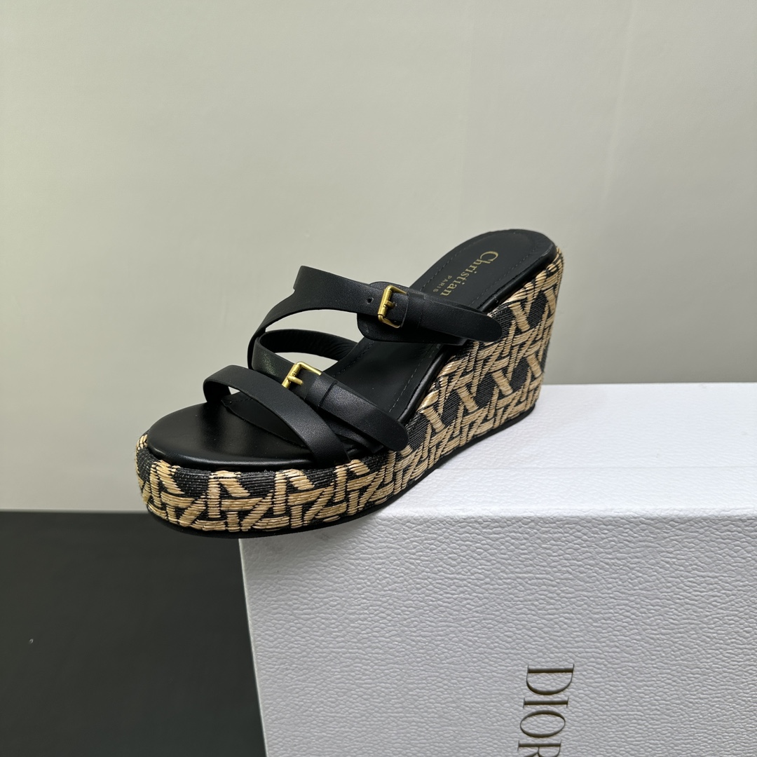 NO:243191,Dior D's new spring and summer fairy style sloping heel thick-soled slippers 1:1 original replica, the highest version on the market, fashion bloggers from all walks of life are popular with Xiaohongshu!  Super fashionable and high-end item!  Easily create high-end look, original imported cowhide leather, inner lining/foot pad imported mixed-bred sheepskin, original outsole, size 35-40 (40 customization), slippers, dior, dior, dior, slippers, cowhide, sheepskin19860909Dior迪奥D家2025ss春夏新款仙女风坡跟厚底拖鞋 1:1原版复刻 市面上最高版本 各路时尚博主刷爆小红书！超时髦又充满高级感的单品！轻松打造造高端look  鞋面原版进口牛皮 内里/垫脚进口混种羊皮 大底原版大底 码数35-40码（40定制）,拖鞋,dior,dior,dior,slippers,cowhide,sheepskin,Women's Shoes