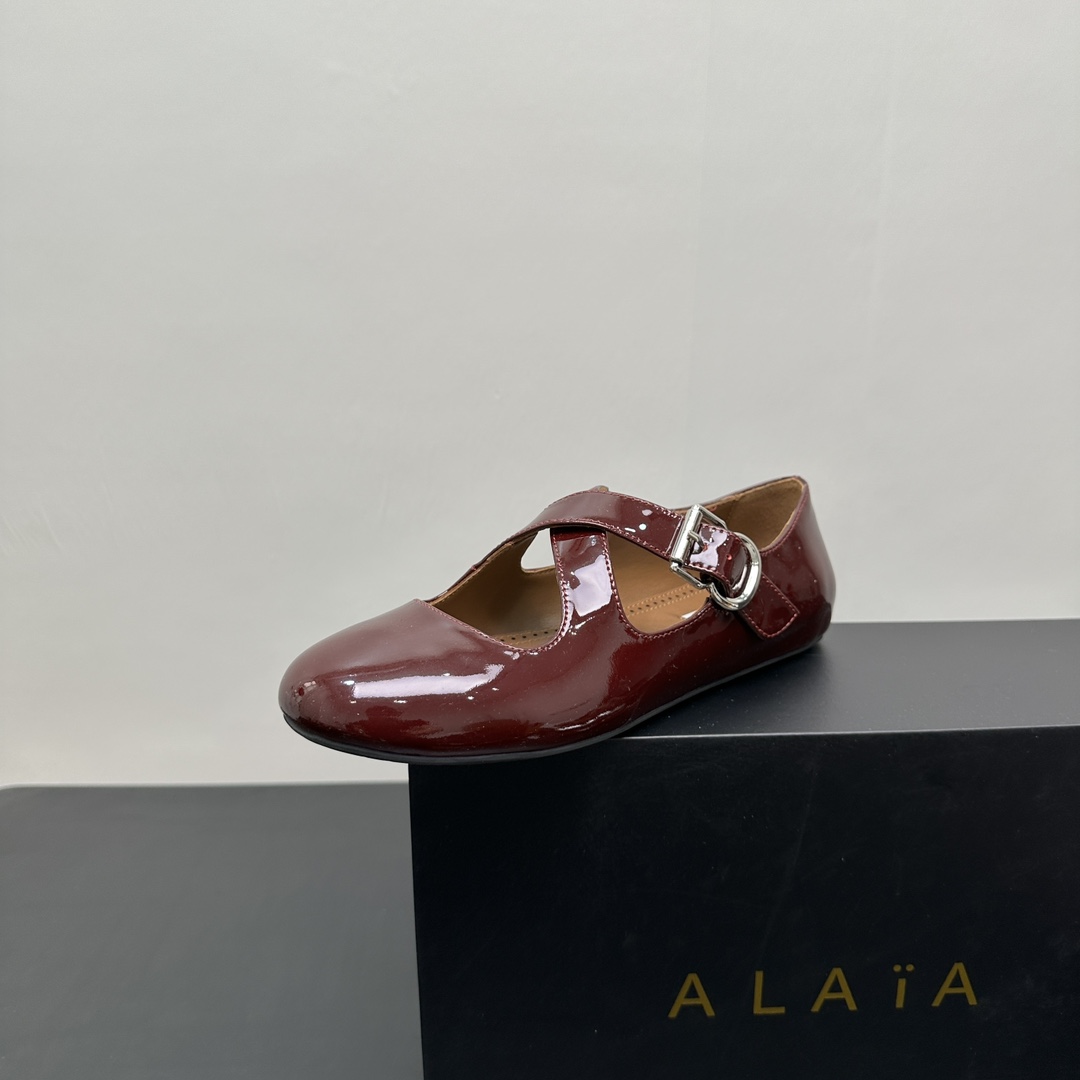 NO:243196,Alaia cross-belt Mary Jane rivets are from Paris. Falling at first sight, Alaia has another sexy side. It can be easily controlled with different styles. Whether it is jeans, suit pants, or pleated skirts, it can enhance your outfit to fashion, elegance and excellence. The fabric is made of cowhide or patent leather, which is extremely sexy. The inner sheepskin, the original TPU molded outsole size 35-41 (40.41 customization without return or exchange), ballet shoes, alaia, mary jane, skirts, jeans, business suit, cowhide, sheepskin19860909Alaia 交叉带玛丽珍铆钉单鞋来自巴黎 一见倾心 阿莱娅还有另外性感的一面 配上不同款式,不同风格都能轻松驾驭,无论牛仔裤,西装裤,还是百褶裙,都能将你的穿搭提升到时尚,优雅和卓越之中 面料选用牛皮或漆皮搭配,性感极致 内里羊皮,大底原版一致TPU成型大底 码数35-41（40.41定制不退换）,芭蕾舞鞋,alaia,mary jane,skirts,jeans,business suit,cowhide,sheepskin,Women's Shoes