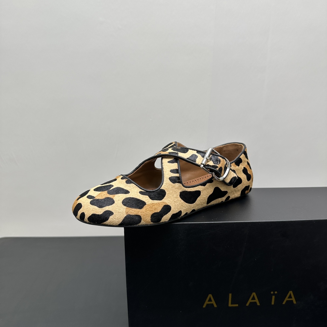 NO:243201,Alaia cross-belt Mary Jane rivets are from Paris. Falling at first sight, Alaia has another sexy side. It can be easily controlled with different styles. Whether it is jeans, suit pants, or pleated skirts, it can enhance your outfit to fashion, elegance and excellence. The fabric is made of cowhide or patent leather horsehair, which is extremely sexy. The inner sheepskin, the original TPU molded outsole size 35-41 (40.41 customization without return or exchange), ballet shoes, alaia, mary jane, skirts, jeans, business suit, cowhide, sheepskin19860909Alaia 交叉带玛丽珍铆钉单鞋来自巴黎 一见倾心 阿莱娅还有另外性感的一面 配上不同款式,不同风格都能轻松驾驭,无论牛仔裤,西装裤,还是百褶裙,都能将你的穿搭提升到时尚,优雅和卓越之中 面料选用牛皮或漆皮马毛搭配,性感极致 内里羊皮,大底原版一致TPU成型大底 码数35-41（40.41定制不退换）,芭蕾舞鞋,alaia,mary jane,skirts,jeans,business suit,cowhide,sheepskin,Women's Shoes