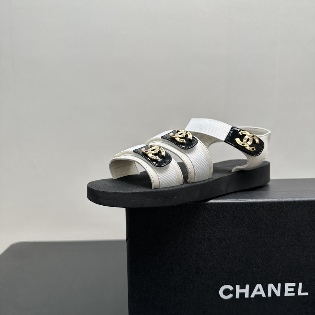 NO:243186,CHANEL｜Chanel Xiaoxiang 25p spring and summer new Velcro thick-soled bread sandals Lazy sandals A must-have for lazy people to wear sandals that will be addictive when worn. The huge soft and comfortable feeling will help you get rid of all the constraints. The cute bread shoe shape is very friendly to babies with wide feet. The outsol has a certain thickness. Wearing it on giant legs makes it look thin and long. Velcro can be adjusted at will. A must-have for fashionable essence!  The upper is patent leather cowhide or cloth. The footbed is very comfortable to wear and is comfortable to wear. It is a sense of comfort that can be seen by the naked eye. It is stress-free. The original open mold is eva foaming and wear-resistant. It is anti-slip and wear-resistant. It is also very light. Size35-39 (40/41/customized and does not return or exchange), sandals, chanel, chanel, sandals, cowhide19860909CHANEL｜香奈儿小香25p春夏新品 魔术贴厚底面包凉鞋 懒人凉鞋 懒人必备穿了会上瘾的凉鞋 巨软巨舒服 让你摆脱一切的束缚感 呆萌的面包鞋型对脚宽的宝宝很友好 大底有一定的厚度 穿上巨显腿细腿长 魔术贴可随意调节大小 时髦精必备！ 鞋面采用漆皮牛皮或者布面 垫脚脚床很贴合脚底 穿着非常舒服 是肉眼可见的舒适感 暴走一天无压力 原版开模耐eva发泡耐磨大底 防滑又耐磨 还很轻便 Size35-39（40/41/定制不退换）,凉鞋,chanel,chanel,sandals,cowhide,Women's Shoes