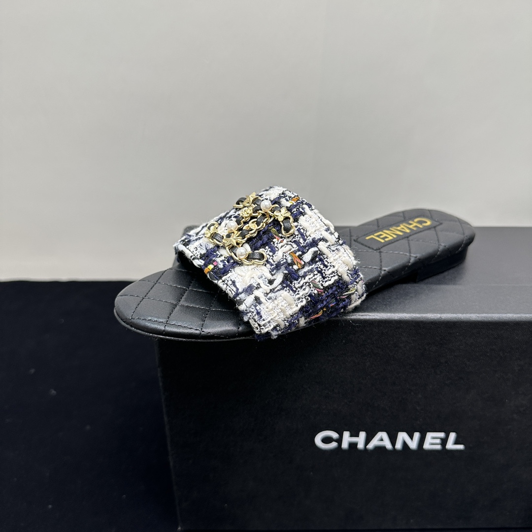 NO:243198,2025 CHANEL candy color flat slippers, a perfect fusion of fashion and comfort. The classic pearl double C-buckle logo is eye-catching and highlights the brand style. The upper is exquisite in material, either elegant in plaid or delicate suede. Various colors are suitable for different outfits, whether you are strolling on the street or attending casual occasions, it can help you become the focus and show your elegant charm. The upper original fabric lining: sheepskin, outsole, genuine leather sole, size 35-39 (34, 40, 41 custom made, no return or exchange), slippers, chanel, chanel, slippers, sheepskin198609092025 CHANEL小香香奈儿糖果色彩色平底拖鞋,时尚与舒适的完美融合.经典珍珠双C扣标志夺目吸睛,彰显品牌格调.鞋面材质精致,或格纹优雅,或绒面细腻.多样色彩适配不同穿搭,无论是漫步街头还是出席休闲场合,都能助你轻松成为焦点,尽显优雅魅力. 鞋面原版布 内里: 羊皮 大底真皮底 码数35-39（34、40、41定做不退换）,拖鞋,chanel,chanel,slippers,sheepskin,Women's Shoes