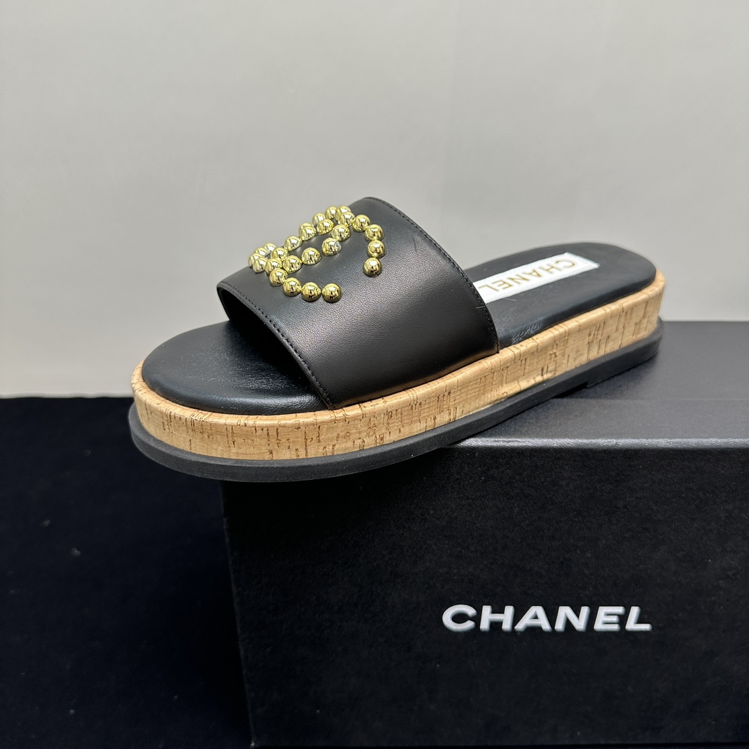 NO:243156,CHANEL ｜Xiaoxiang Chanel 25P spring and summer new product pearl rivet large double C cork grain thick sole candy color slippers This year Xiaoxiang launched a new summer vacation series hemp rope-soled slippers~ The simple and exquisite style of Xiaoxiang is the best for many girls' uppers inlaid with double C logos, which makes people feel refreshed. It is beautiful and exciting. Go material The upper is made of original wool/sheepskin. The inside tiptoe is all mixed-bred sheepskin. Original open-molded sole Size35-39 (customized by 34/40/41), slippers, chanel, chanel, slippers, sheepskin19860909CHANEL ｜小香香奈儿25P春夏新品珍珠铆钉大双C软木纹厚底糖果色彩色拖鞋 今年小香推出了全新夏日度假系列麻绳底拖鞋～简洁、精美风格的小香是很多女孩的心头好鞋面镶嵌双C大logo 让人耳目一新的感觉 上脚美炸了 Go 材质 鞋面采用原版定毛呢/羊皮 内里踮脚均为混种羊皮 原版开模大底 Size35-39（34/40/41定制）,拖鞋,chanel,chanel,slippers,sheepskin,Women's Shoes