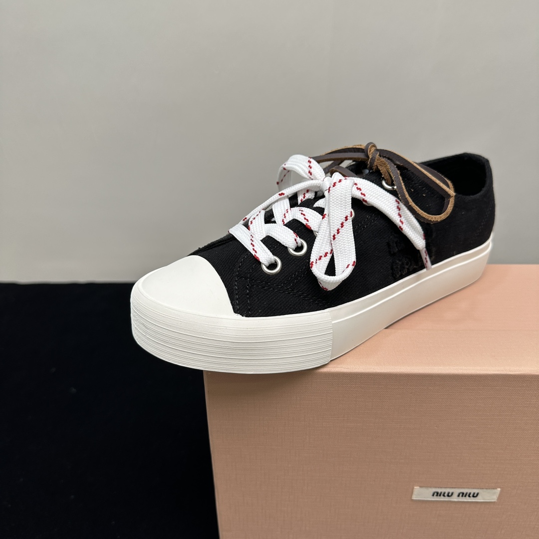NO:243193,MIU MIU 25/ Washed denim canvas leather, round toe lace up, low top casual canvas shoes, a popular canvas shoes that are good-looking, a must-have style, a ~ fashionable, simple and high-end, very comfortable to match with on your feet, a must-have for the year!  The latest sports white shoes in early spring are popular with domestic and foreign bloggers. The small red book grass planting series, retro and fashionable, beautiful and simple sports shoe design, and highly recognizable shoelaces to create a Buddhist sweet casual style~~ The aura of the foot is very casual. Fabric: Use original canvas/cowhide. Inner: Canvas lining: Original rubber sole Size: #35-40 (40 custom made without return and exchange), casual shoes/sports shoes, miumiu, sneakers, cowhide19860909MIU MIU缪缪 25/ 水洗牛仔布 帆布 皮面 圆头系带 低帮 休闲帆布鞋 颜值担当火爆款帆布鞋 不得不入的一款～做旧时尚,简约高级 随意搭配上脚非常舒适,年度必入款！早春最新走秀款运动小白鞋国内外博主刷爆的一款,小红书种草系列,复古又时髦上脚美炸了简约的运动板鞋设计,极具辨识度的鞋带 打造佛系甜美的休闲风~~上脚气场十足随意搭配 面料: 选用原版帆布/牛皮 内里: 帆布里 大地: 原版橡胶底 Size: #35-40（40定做不退换）,休闲鞋/运动鞋,miumiu,sneakers,cowhide,Women's Shoes