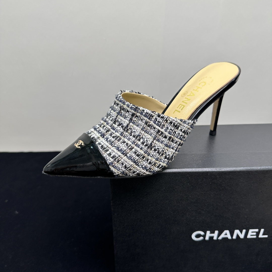 NO:243183,CHANEL 2025 classic pointed toe high heel spliced ​​semi-travel, toe pair C logo, elegant and elegant fashion elements are becoming more and more stable in the fashion circle. Xiaoxiang has a new color matching this season, simple and classic, and has a big and beautiful homepage of all ins bloggers. Super Nice upper imported sheepskin material, sheepskin inner footbed, imported genuine leather sole, heel height about 8cm Size 35-39, can be customized 34.40.41, semi-travel high heels, chanel, chanel, high heels, sheepskin, Leather soles19860909CHANEL 香奈儿 小香风2025经典款尖头高跟拼接半拖,鞋头双C logo,优雅大方时尚元素在时尚圈地位越来越稳固 小香这一季全新色彩搭配,简约经典,刷爆各ins博主小姐姐的主页,超级Nice 鞋面进口羊皮材质,羊皮内里垫脚,进口真皮大底,跟高约8cm 尺码35-39,可定做34.40.41,半拖高跟鞋,chanel,chanel,high heels,sheepskin,Leather soles,Women's Shoes