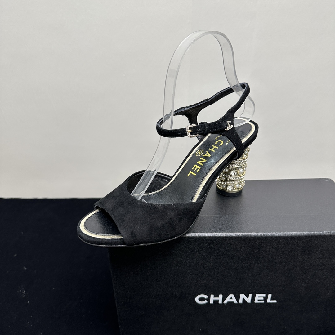 NO:243188,CHANEL｜Chanel Xiaoxiang 25P spring and summer new pearl heel high heel sandals, this shoe satisfies all girls' fantasies about high heels. It has a girlish feel, and can also be worn to look like a goddess!  The upper is made of custom imported sheepskin, the inner tiptoe is all lambskin, Italian imported cowhide, heel height 8cm size 35-39 (customized by 40/41), high heels, chanel, chanel, sandals, high heels, cowhide, sheepskin, sheep19860909CHANEL｜香奈儿小香25P春夏新品珍珠跟高跟凉鞋,这款鞋满足了女生对高跟鞋的所有幻想 既有少女感,也可以穿出女神范！ 鞋面采用定制进口羊京羊皮 内里踮脚均为小羊皮 意大利进口牛皮大底 跟高8cm size35-39（40/41定制）,高跟鞋凉鞋,chanel,chanel,sandals,high heels,cowhide,sheepskin,sheep,Women's Shoes