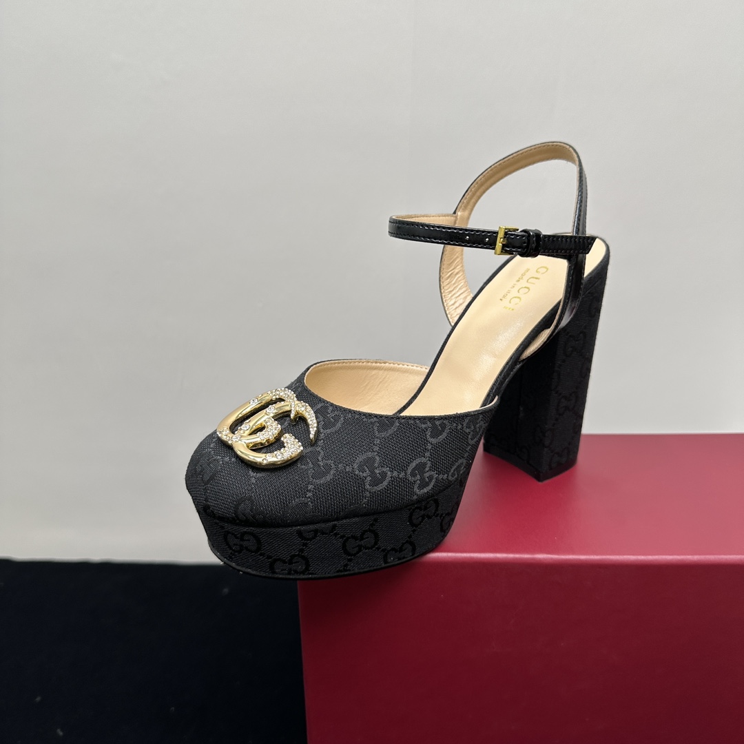 NO:243178,Gucci classic double G nightclub thick heel square heel high heel waterproof platform simple sandals This is really a blessing for short beauties. It is both retro and fashionable and very versatile. It looks good with all kinds of socks. It becomes long legs in seconds. Thick-soled shoes make it look slim and tall. It is super proportional~ The upper is made of original custom leather. The inner foot pads are all made of sheepskin. Italian imported cowhide. The front height is 3cm and the rear height is 11cm. Size35-39 (40/41/customized), high heels, gucci, sandals, high heels, cowhide, sheepskin, socks19860909Gucci古奇经典双G夜店粗跟方跟高跟防水台包头简约凉鞋 这款真的是矮个子美眉的福音 既复古又时髦而且很还百搭 搭配各种袜子穿都好看 秒变大长腿 厚底鞋 显瘦显高 超显比例的哦～ 鞋面采用原版定制皮料 内里垫脚均为羊皮材质 意大利进口牛皮大底 前高3cm 后高11cm Size35-39（40/41/定制）,高跟鞋凉鞋,gucci,sandals,high heels,cowhide,sheepskin,socks,Women's Shoes