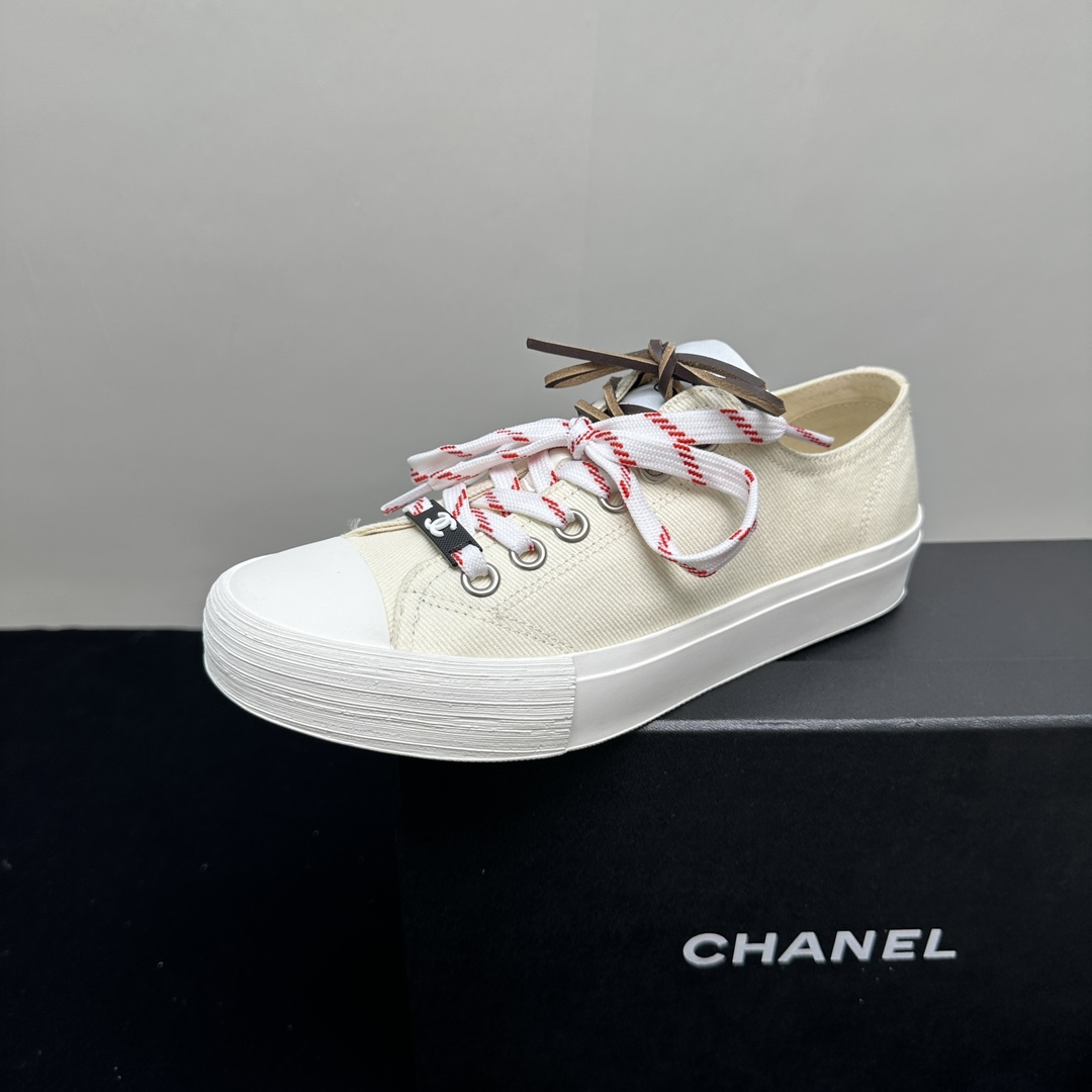 NO:243141,Cloth surface 2025CHANEL Chanel Xiaoxiang Fengshui Washed Denim Canvas Leather Surface Round-toe Lace Low-top Casual Canvas Shoes Beautiful Canvas Shoes A popular canvas shoes that have to be bought~ Simple and high-end. It is very comfortable to match with your feet, and it is a must-have for the year!  The latest catwalk sports white shoes in early spring is a popular style by domestic and foreign bloggers. The small red book grass planting series, the retro and fashionable footwear is beautiful and has a simple sports shoe design, and the recognizable shoelaces create a Buddhist sweet casual style~~ The aura on the foot is very casually matched. Fabric: Use original canvas/cowhide. Little: Canvas lining. Earth: Original rubber sole. Size: #35-40 (40 custom made without return or exchange), casual shoes/sports shoes, chanel, chanel, sneakers, cowhide19860909布面 2025CHANEL香奈儿小香风水洗牛仔布 帆布 皮面 圆头系带 低帮 休闲帆布鞋 颜值担当火爆款帆布鞋 不得不入的一款～简约高级 随意搭配上脚非常舒适,年度必入款！早春最新走秀款运动小白鞋国内外博主刷爆的一款,小红书种草系列,复古又时髦上脚美炸了简约的运动板鞋设计,极具辨识度的鞋带 打造佛系甜美的休闲风~~上脚气场十足随意搭配 面料: 选用原版帆布/牛皮 内里: 帆布里 大地: 原版橡胶底 Size: #35-40（40定做不退换）,休闲鞋/运动鞋,chanel,chanel,sneakers,cowhide,Women's Shoes