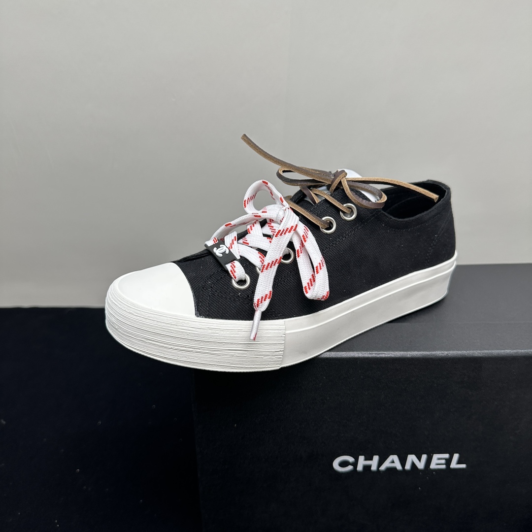 NO:243147,Leather surface 2025CHANEL Chanel Xiaoxiang Fengshui Washed Denim Canvas Leather surface Round toe lace up low top Casual canvas shoes Beautiful canvas shoes A must-have for the most beautiful canvas shoes ~ Simple and high-end It is very comfortable to match with your feet, and it is a must-have for the year!  The latest catwalk sports white shoes in early spring is a popular style by domestic and foreign bloggers. The small red book grass planting series, the retro and fashionable footwear is beautiful and has a simple sports shoe design, and the recognizable shoelaces create a Buddhist sweet casual style~~ The aura on the foot is very casually matched. Fabric: Use original canvas/cowhide. Little: Canvas lining. Earth: Original rubber sole. Size: #35-40 (40 custom made without return or exchange), casual shoes/sports shoes, chanel, chanel, sneakers, cowhide19860909皮面 2025CHANEL香奈儿小香风水洗牛仔布 帆布 皮面 圆头系带 低帮 休闲帆布鞋 颜值担当火爆款帆布鞋 不得不入的一款～简约高级 随意搭配上脚非常舒适,年度必入款！早春最新走秀款运动小白鞋国内外博主刷爆的一款,小红书种草系列,复古又时髦上脚美炸了简约的运动板鞋设计,极具辨识度的鞋带 打造佛系甜美的休闲风~~上脚气场十足随意搭配 面料: 选用原版帆布/牛皮 内里: 帆布里 大地: 原版橡胶底 Size: #35-40（40定做不退换）,休闲鞋/运动鞋,chanel,chanel,sneakers,cowhide,Women's Shoes