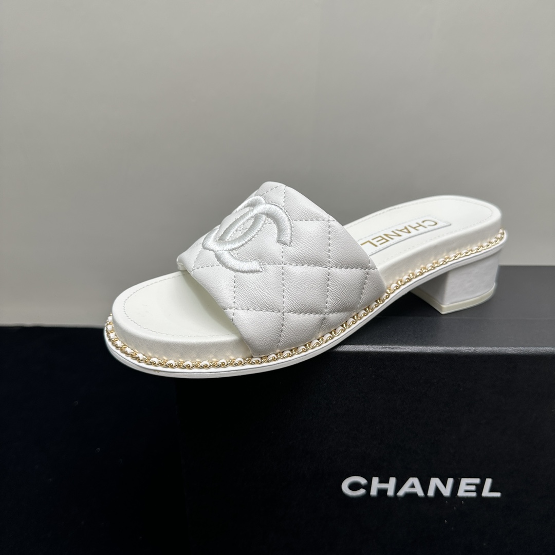 NO:243173,CHANEL｜Chanel Xiaoxiang classic and fashionable spring and summer, sheepskin diamond chain double C square heel thick-soled slippers, classic summer vacation series slippers~ It's just lit up, it's really beautiful!  Not only is it beautiful, but it also has a perfect score. Whether it is paired with dresses, jeans, or casual T-shirts and shorts, it can perfectly interpret the fashion trends of summer. Going out shopping, dates or partying with friends will definitely become the focus of everyone!  The upper is made of sheepskin electric embroidered diamond lattice. The inner foot pads are all sheepskin Italian leather outsole Size35-39 (customized on 40/41), slippers, chanel, chanel, slippers, skirts, shorts, tees, t-shirt, sheepskin, Leather soles19860909CHANEL｜香奈儿小香经典时尚春夏 羊皮菱格链条双C方跟厚底拖鞋 经典夏日度假系列拖鞋～ 简直就眼前一亮 它真的太好看了！ 不仅外表美丽 舒适度也是满分 无论是搭配连衣裙、牛仔短裤 还是休闲的T恤和短裙 都能完美诠释夏天的时尚潮流. 出门逛街、约会或者和朋友聚会 肯定能够成为所有人的焦点！ 鞋面采用羊皮电绣菱格 内里垫脚均为羊皮 意大利真皮大底 Size35-39（40/41定制）,拖鞋,chanel,chanel,slippers,skirts,shorts,tees，t-shirt,sheepskin,Leather soles,Women's Shoes