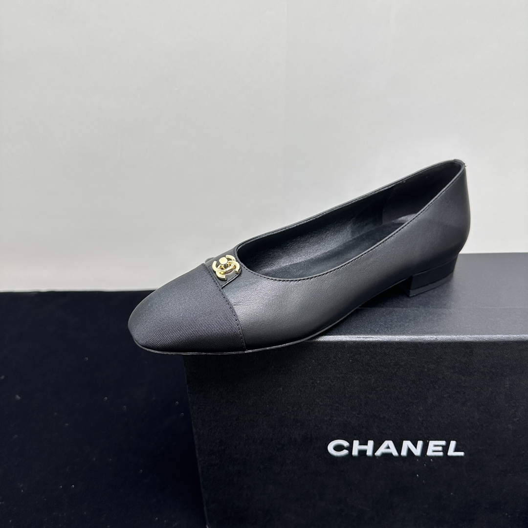 NO:243163,Chanel Xiaoxiang's new double C metal buckle soft and comfortable flat shoes, high quality. This small single shoe is handsome and lively and playful, bringing the mood and charm together, unique and brilliant!  Easy to wander in commuting and leisure occasions, be a casual and fashionable and elegant woman~ can be worn all year round. The upper is an exclusive fabric for imported sheepskin splicing, high-quality texture, lambskin inside, soft and comfortable, original mold open sole Size35-39 (40.41 custom made without return or exchange), ballet shoes, chanel, chanel, sheepskin19860909Chanel香奈儿小香新品双c金属扣乐柔软舒适平底单鞋 高品质 这款小单鞋帅气中带着少女的活泼俏皮 将心情与魅力一同拉满 别致又出彩！轻松游走于通勤和休闲场合 做个漫不经心的时髦优雅女子～一年四季皆可穿 鞋面为进口羊皮拼接专属布料,高级有质感,内里小羊皮,柔软舒适性高,原版开模大底 Size35-39（40.41定做不退换）,芭蕾舞鞋,chanel,chanel,sheepskin,Women's Shoes