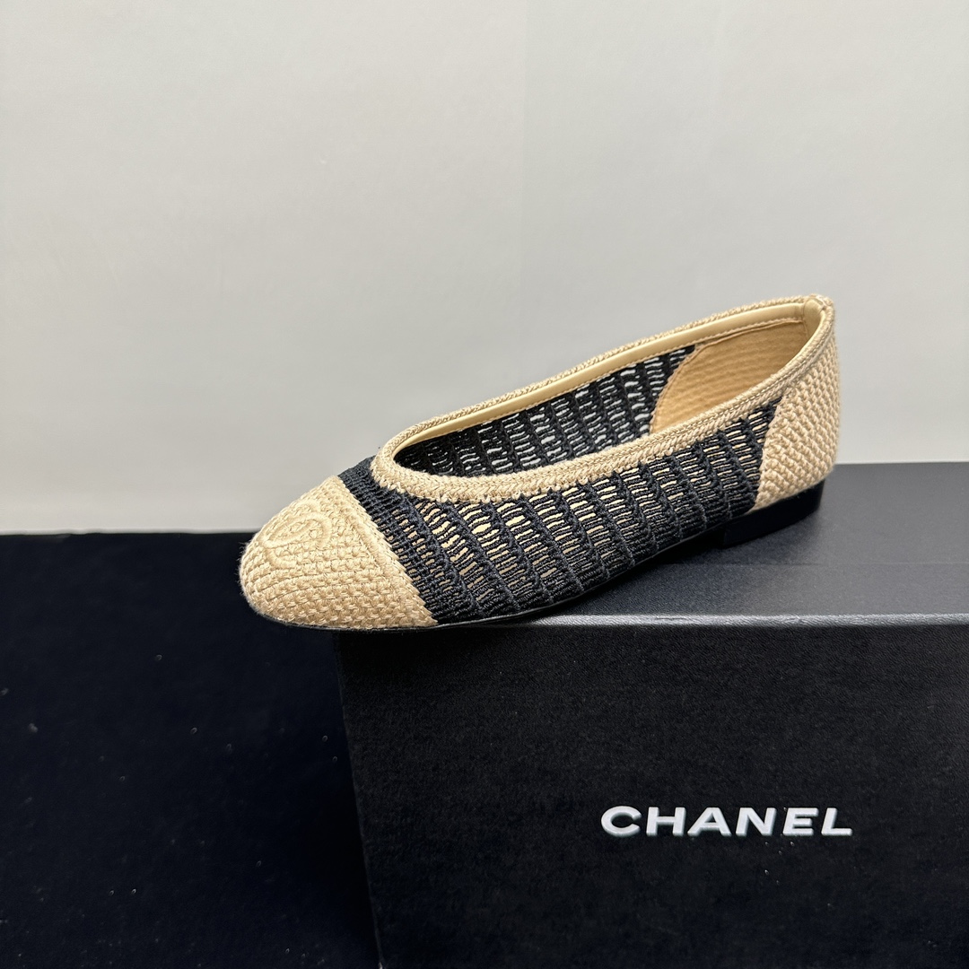 NO:243169,Xiaoxiang Chanel Chanel 25P's most beautiful woven ballet shoes, Rafia double C flat straw woven single shoes. Xiaoxiang is full of fine products!  The woven hollow design is full of summer flavor. You can already imagine how beautiful it is to wear a shirt and skirt in summer!  !  There was finally a pair of non-leather styles in the ballet shoe cabinet!  A pair of Rafia ballet shoes with closed eyes, the shoe shape is simple and practical, but it may become a celebrity style if you are not careful. The upper is original custom raffia fiber braided, high-end sheepskin footbed sole Italian A-grade leather outsole size 35-39 (40.41 custom made without return or exchange), ballet shoes, chanel, chanel, espadrilles, skirts, shirts, sheepskin, Leather soles19860909小香香奈儿Chanel25P最美编织芭蕾舞鞋拉菲草双C平底草编单鞋 小香出品尽是精品！编织镂空的设计,满满夏日的味道.已经能想象夏天穿着衬衫裙子搭配它有多美了！！芭蕾舞鞋柜里终于有了一双非皮的款式！ 一双闭眼入的拉菲草芭蕾舞鞋,鞋型是简单实穿款,但一不小心也可能变成名媛风. 鞋面原版定制酒椰纤维编织 垫脚高级羊皮 鞋底意大利A级真皮大底 码数35-39（40.41定做不退换）,芭蕾舞鞋,chanel,chanel,espadrilles,skirts,shirts,sheepskin,Leather soles,Women's Shoes