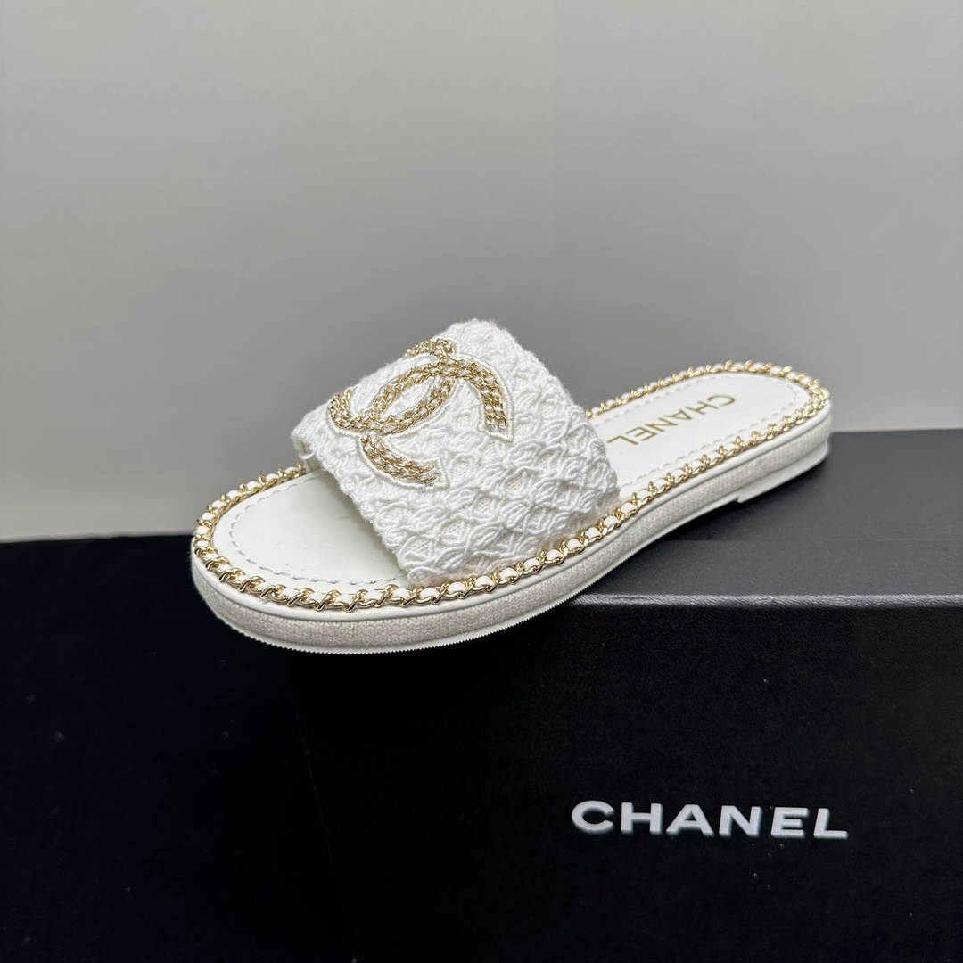 NO:243154,25Fw spring and summer new Chanel small fragrance chain ring edge double C letter button sandals lace flat slippers Xiangjia’s iconic leather-wearing chain design is used on the footrest ring edge, with classic diamond elements covering the upper footrest!  Extremely exquisite and literary, it is difficult to find the reason for not loving it. Walk easily in commuting and casual occasions and be a casual and fashionable and elegant woman~ Original custom fabric upper, inner footbed sheepskin, original rubber outsole, size 35-39 (40.41 custom made without return), slippers, chanel, chanel, slippers, sheepskin1986090925Fw春夏新款Chanel小香链条圈边双C字母扣凉拖鞋蕾丝面平底拖鞋 香家标志性的穿皮链条设计应用在垫脚圈边,配上经典菱格元素覆盖鞋面 垫脚！格外精致又文艺,很难找出不爱的理由.轻松游走于通勤和休闲场合 做个漫不经心的时髦优雅女子～ 鞋面原版定制布面 内里垫脚羊皮 鞋底原版橡胶大底 码数35-39（40.41定做不退换）,拖鞋,chanel,chanel,slippers,sheepskin,Women's Shoes