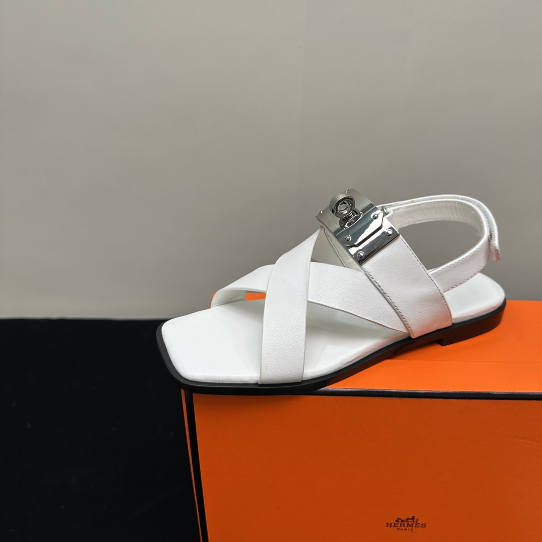 NO:243151,The new counters in 2025 are updated simultaneously. Hermès/Hermès classic Kelly buckle cross-belt flat sandals. Extremely retro design. Strong exotic style. Full of fashionable feeling and a tone for casual wear. Simple styles are great if you match them with a high-end feel. It is hard not to like versatile colors and smooth lines!  The fabric is made of custom imported cowhide/palm cowhide/yangjing. The inner inner inner foot pads are all lambskin. Outsole imported cowhide from Italy. Size35-39 (customized by 40/41/42), sandals, hermes, hermes, sandals, cowhide, sheepskin, sheep198609092025新款专柜同步更新 Hermès/爱马仕经典Kelly扣交叉带平底凉鞋 极约复古的设计 浓厚的异域风情 时髦感十足、随便上脚都很有腔调 简简单单的款式随便搭配一下高级感就很棒 百搭的颜色流畅的线条很难不爱！ 面料采用定制进口牛皮/掌纹牛皮/羊京 内里内里垫脚均为小羊皮 大底意大利进口牛皮大底 Size35-39(40/41/42定制）,凉鞋,hermes,hermes,sandals,cowhide,sheepskin,sheep,Women's Shoes
