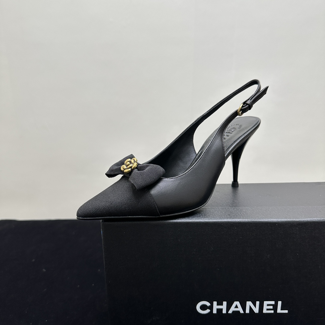 NO:243133,CHANEL 25ss bow, empty back-close-head spliced ​​sandals, self-retained style, genuine leather sole, bow embellishment, beautiful on the feet, simple, small sandals that must be found in summer. The development of the version, you can go wild and don’t beat your feet, and the one-strip that dominates the entire show is here!  !  !  Original fabric open mold fabric/sheepskin sole Italian leather outsole Three types of heel height 2.5cm6.5cn 8.5cm Size#35-41 (40 41 custom made without return or exchange), sandals, chanel, chanel, sandals, sheepskin, Leather soles19860909CHANEL 香奈儿 25ss 蝴蝶结 后空包头拼接凉鞋 ,自留款,真皮底,蝴蝶结的点缀,上脚美到爆,简简单单,夏天必须要有的小凉鞋 对版开发,随便暴走不磨脚,称霸整个秀场的一字带拖它来啦！！！ 面料原版开模布料/羊皮 鞋底意大利真皮大底 三种跟高2.5cm6.5cn 8.5cm Size#35-41（40 41定做不退换）,凉鞋,chanel,chanel,sandals,sheepskin,Leather soles,Women's Shoes