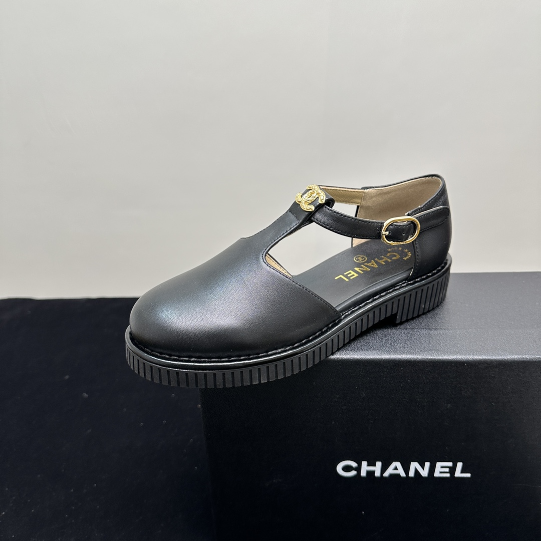 NO:243121,CHANEL｜Xiaoxiang classic Mary Zhen hollow sandals love it at first sight. It's not an exaggeration~ This is probably Xiaoxiang's charm. She always understands girls. Although it looks very cold, it has a unique feeling with black stockings. It is the latest model this year. I have already started to arrange it before the counter is on~ I know you will like it. It looks good to wear the foot. The round last is not picky about the shape of the foot. It looks slim when wearing wide and fat feet. The inner is made of sheepskin material. It is hugely soft and comfortable~ Original rubber sole. Heel height 3cm Size35-39 (customized on 40/41), Mary Zhen, chanel, sandals, mary jane, sheepskin19860909CHANEL｜小香经典玛丽珍中空包头凉鞋 对它一见钟情 不夸张哦～ 这大概就是小香的魅力 总是很懂女生 虽然看上去很冷但配上黑丝袜特有感觉 是今年的最新款来着 专柜还没上我就已经着手安排啦～ 知道你们一定会喜欢 上脚也确实好看 圆圆的楦头对脚型完全不挑 宽胖脚穿也显瘦 内里是羊皮材质 巨柔软巨舒服哦～ 原版橡胶底 跟高3cm Size35-39（40/41定制）,玛丽珍,chanel,sandals,mary jane,sheepskin,Women's Shoes