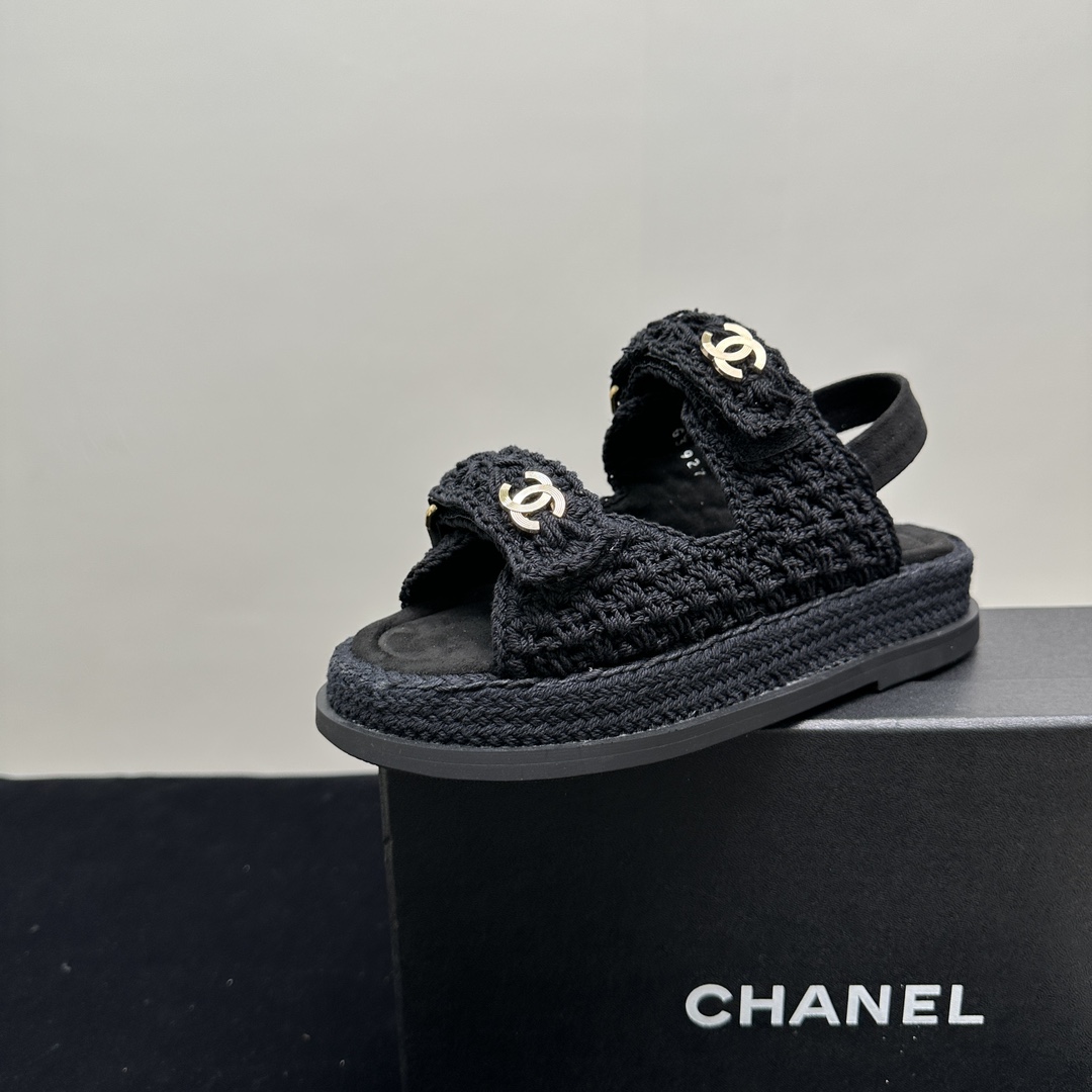 NO:243116,Chanel Xiaoxiang 25P Velcro woven beach sandals. This series of sandals in Xiang Grandma has a very high style and looks!  Full of retro vintage style. It was out of stock as soon as it was launched and was favored by many celebrities. Double C diamond metal buckle decoration, luxurious feeling. The buckle design is easy to put on and off, the thick sole style is fashionable and comfortable, and it is easy to attract attention when going out in summer. The upper is original customized woven fabric, matte foot pad, private mold double C metal buckle, original rubber sole Size: 35-39 (40 41,42 customized), sandals, chanel, sandals19860909Chanel 小香25P魔术贴毛线编织沙滩凉鞋  香奶奶这系列凉鞋,款式颜值超高！满满复古vintage风.一上市就断货,受到众多红人青睐. 双C钻石金属扣装饰,奢华感拉满.搭扣设计方便穿脱,厚底款式时尚又舒适,夏日出街轻松吸睛.  鞋面为原版定制编织面料 磨砂垫脚 私模双C金属扣 原版橡胶底 Size: 35-39 (40 41,42订做),凉鞋,chanel,sandals,Women's Shoes