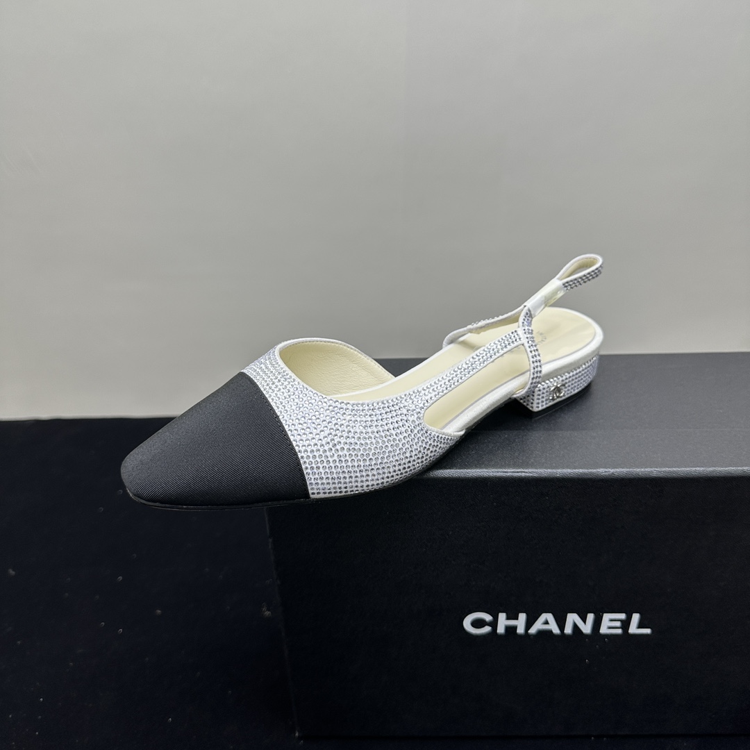 NO:243139,Chanel Chanel Xiaoxiang C Home 25P new full diamond rear empty sandals Xiaoxiang Home's super cute splicing design is a standard for the little fairy. What's more advanced is that the upper is purely hand-in-made rhinestones, each one is blingbling shiny, it's really too beautiful and high-end~~ Customized silk cloth iron diamonds on the upper, inner foot pad sheepskin inner sole Italian leather sole Size: 35, 36, 37, 38, 39 (40, 41 can be customized! No return and exchange!), sandals, chanel, chanel, chanel, chanel, sandals, sheepskin19860909Chanel香奈儿小香C家 25P新款满钻后空凉鞋 小香家超级可爱的拼接设计简直是妥妥的小仙女标配,更高级的是鞋面都是纯手工镶嵌的水钻,每一颗都是blingbling的闪亮,上脚真的得太美太高级啦～～ 鞋面定制的丝绸布烫钻 内里垫脚羊皮内里 鞋底意大利真皮底 Size:35、36、37、38、39（40,41可定制！不退换！）,凉鞋,chanel,chanel,chanel,chanel,sandals,sheepskin,Women's Shoes