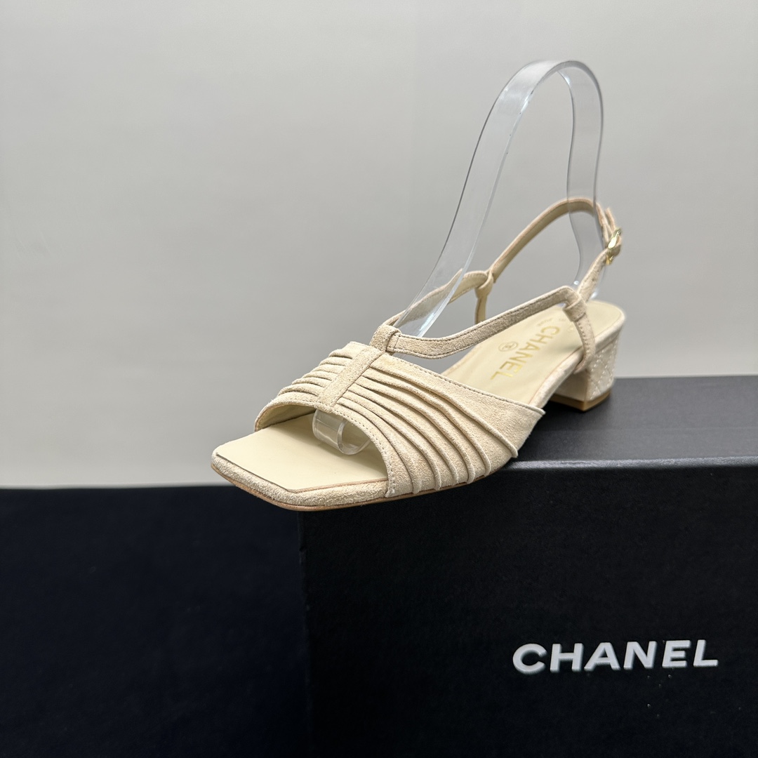 NO:243149,CHANEL｜Chanel Xiaoxiang 25P spring and summer new product, folded bow thick heel square heel sandals. This series is really amazing. The pearl button double C button design is really fashionable. It is luxurious and low-key, showing temperament and taste!  The fabric is made of Yangjing wrinkle inner foot pad lambskin material imported from Italy Size35-39 (customized by 40/41), sandals, chanel, chanel, sandals, cowhide, sheepskin, sheep19860909CHANEL｜香奈儿小香25P春夏新品 褶皱蝴蝶结粗跟方跟中跟凉鞋 这一系列这真的是绝了 珍珠扣双C扣设计 真的太时髦了 奢华又低调 彰显气质和品味！ 面料是采用羊京捏皱 内里垫脚小羊皮材质 意大利进口牛皮大底 Size35-39（40/41定制）,凉鞋,chanel,chanel,sandals,cowhide,sheepskin,sheep,Women's Shoes
