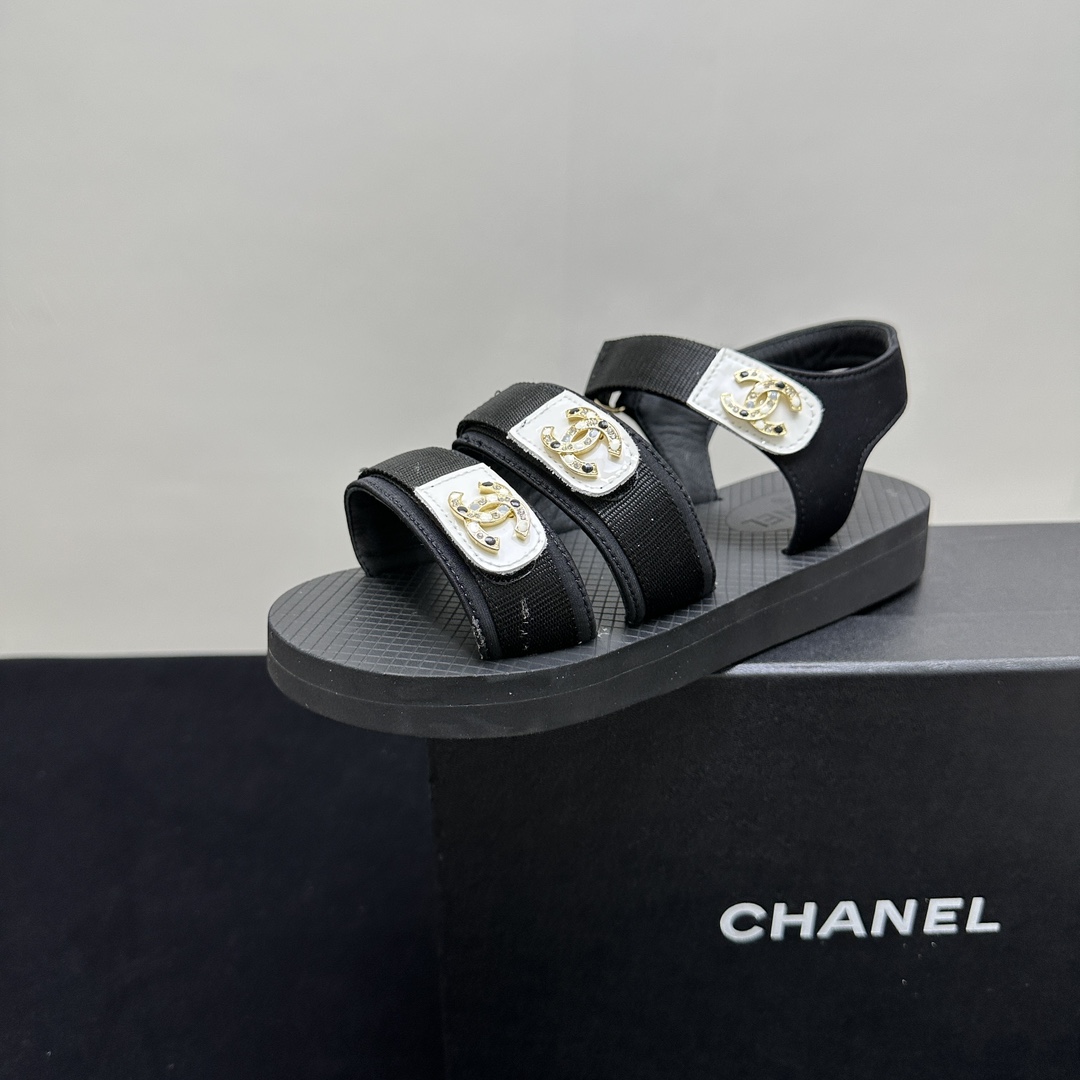 NO:243144,CHANEL｜Chanel Xiaoxiang 25p spring and summer new Velcro thick-soled bread sandals Lazy sandals A must-have for lazy people to wear sandals that will be addictive when worn. The huge soft and comfortable feeling will help you get rid of all the constraints. The cute bread shoe shape is very friendly to babies with wide feet. The outsol has a certain thickness. Wearing it on giant legs makes it look thin and long. Velcro can be adjusted at will. A must-have for fashionable essence!  The upper is patent leather cowhide or cloth. The footbed is very comfortable to wear and is a comfortable feeling to the naked eye. It is stress-free. The original open mold is eva foaming and wear-resistant. It is anti-slip and wear-resistant. It is also very lightweight. Size35-39 (40/41/customized and non-returnable), sandals, chanel, chanel, sandals, cowhide19860909CHANEL｜香奈儿小香25p春夏新品 魔术贴厚底面包凉鞋 懒人凉鞋 懒人必备穿了会上瘾的凉鞋 巨软巨舒服 让你摆脱一切的束缚感 呆萌的面包鞋型对脚宽的宝宝很友好 大底有一定的厚度 穿上巨显腿细腿长 魔术贴可随意调节大小 时髦精必备！ 鞋面采用漆皮牛皮或者布面 垫脚脚床很贴合脚底 穿着非常舒服 是肉眼可见的舒适感 暴走一天无压力 原版开模耐eva发泡耐磨大底 防滑又耐磨 还很轻便 Size35-39（40/41/定制不退换）,凉鞋,chanel,chanel,sandals,cowhide,Women's Shoes