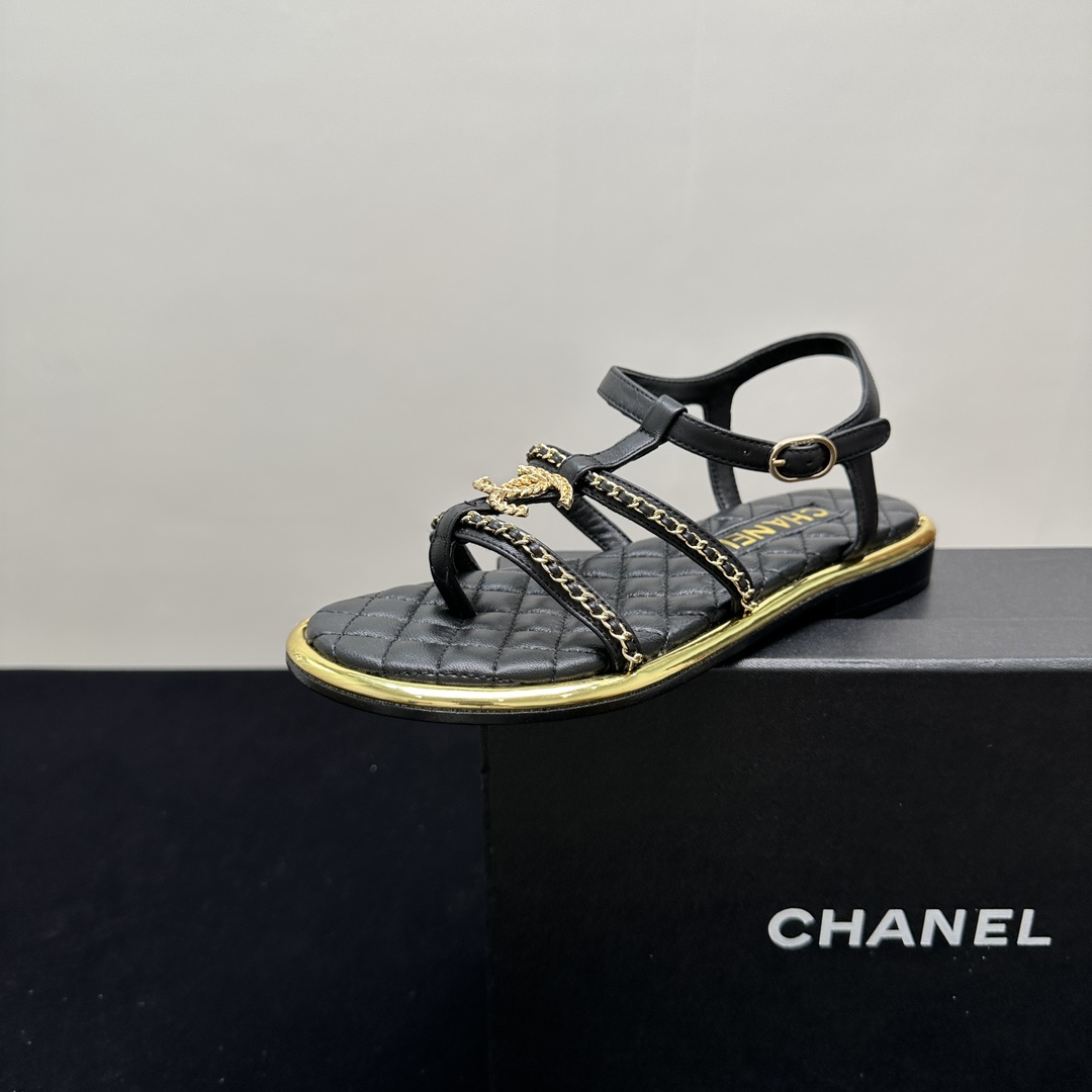 NO:264498,CHANEL Chanel small fragrance Roman style chain flat sandals, classic charm full. Black style cool, diamond pattern paired with gold double C logo and chain, luxurious and atmospheric; white style is elegant, pearl elements add softness. Whether it is matched with a skirt to show gentleness or a trouser, it can be easily and brilliant, and is a must-have item to enhance the sense of fashion. Upper sheepskin inner lining: imported crystal sheepskin inner lining original mold-open custom leather sole Shoe size: 35-39 (40, 41, custom made without return), sandals, chanel, chanel, sandals, skirts, sheepskin, Leather soles19860909CHANEL香奈儿小香风罗马风链条平底凉鞋,经典魅力拉满.黑色款酷帅,菱格纹搭配金色双C标志与链条,奢华大气；白色款优雅,珍珠元素增添柔美.无论是搭配裙装展现温婉,还是配裤装彰显干练,都能轻松出彩,是提升时尚感的必备单品. 鞋面羊皮 内里: 进口水晶羊皮内里 大底原版开模定制真皮大底 鞋码: 35-39（40、41、定做不退换）,凉鞋,chanel,chanel,sandals,skirts,sheepskin,Leather soles,Women's Shoes