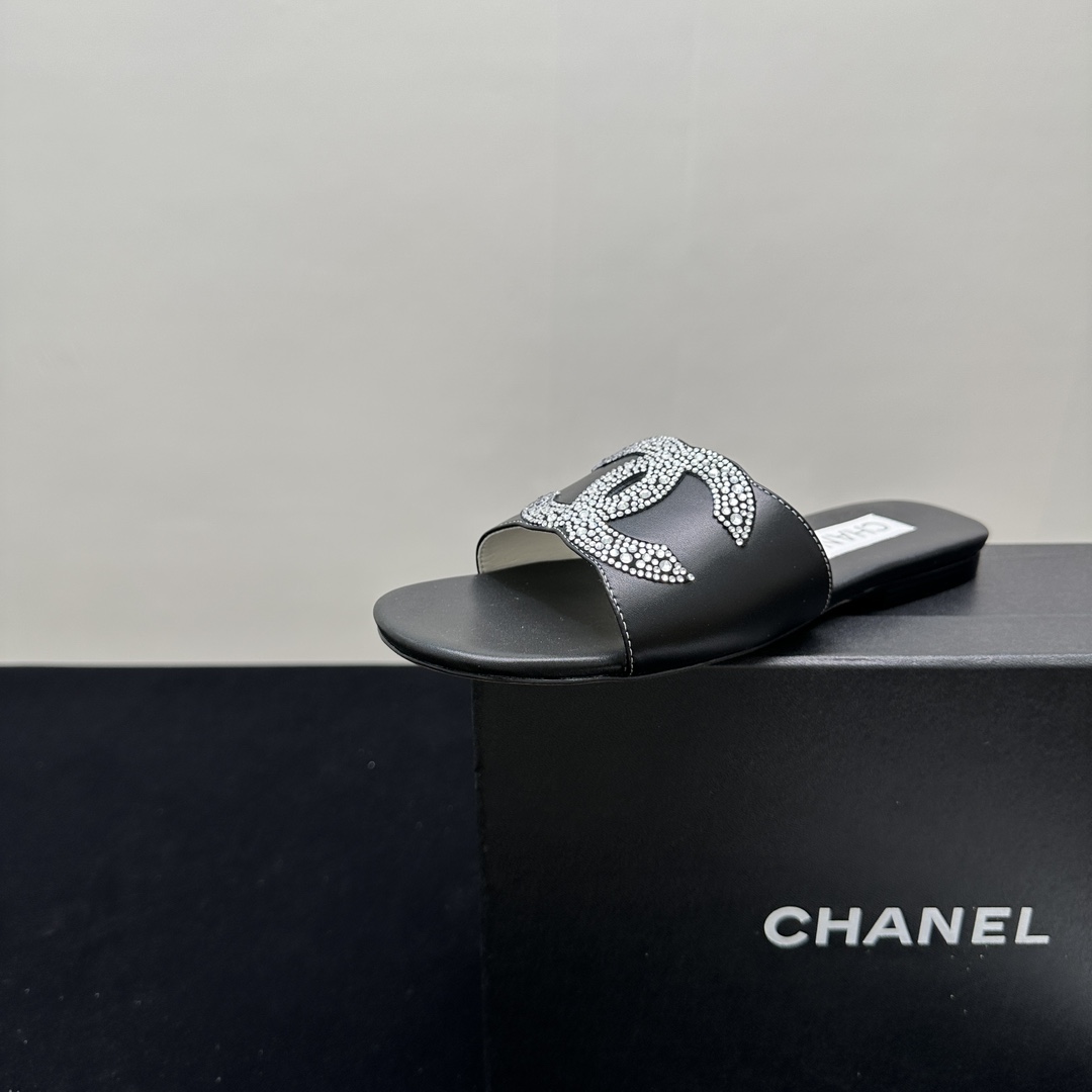 NO:245460,CHANEL Chanel small fragrance flat-soled double C-diamond slippers show luxurious style. The classic black and white apricot color is suitable for diverse outfits. The iconic double C logo is full of diamonds, dazzling and instantly grabs the eye. The simple slipper style is comfortable and fashionable. Whether it is matched with casual clothes or dresses to attend events, it can become the highlight of the style and is an excellent choice to show taste. Sheepskin noodles, sheepskin, genuine leather sole. 35-39 (40.41 set), slippers, chanel, chanel, slippers, skirts, sheepskin19860909CHANEL香奈儿小香风平底双c钻饰拖鞋,尽显奢华格调.黑白杏经典三色,适配多元穿搭.标志性双C Logo 满镶水钻,璀璨夺目,瞬间抓住眼球.简约的拖鞋版型,舒适又时尚,无论是搭配休闲装出街,还是搭配裙装出席活动,都能成为造型亮点,是彰显品味的绝佳之选.羊皮面,羊皮里,真皮底.35-39（40.41定）,拖鞋,chanel,chanel,slippers,skirts,sheepskin,Women's Shoes