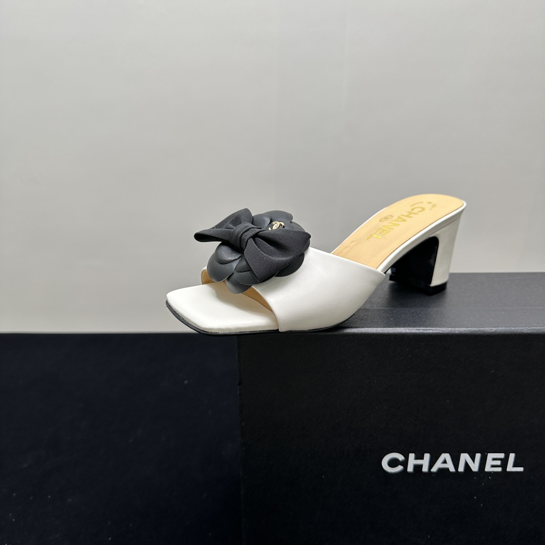 NO:245462,CHANEL Chanel thick heel bow camellia high heel sandals perfectly combine elegance and fashion. Classic black, white and apricot colors, simple and elegant. The unique bow decoration on the upper is smart and playful, matched with iconic elements, and the exquisite feel is full. The thick heel design is comfortable and stable. Whether it is a workplace commuter or a casual party, it can help you to show your charm easily and show your charm. 35-39 (40.41 fixed), slippers, chanel, chanel, slippers19860909CHANEL香奈儿粗跟高跟蝴蝶结山茶花高跟凉拖,将优雅与时尚完美结合.经典黑、白、杏三色,简约大方.鞋面别致的蝴蝶结装饰,灵动俏皮,搭配上标志性元素,精致感拉满.粗跟设计舒适又稳当,无论是职场通勤还是休闲聚会,都能助你轻松出彩,尽显魅力.35-39（40.41定）,拖鞋,chanel,chanel,slippers,Women's Shoes