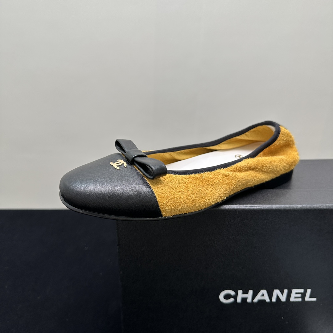 NO:245475,CHANEL CHANEL ballet flat shoes single shoes elastic boat shoes are a perfect fusion of fashion and comfort. The colorful color combination design is eye-catching, and the upper bow is matched with the iconic double C elements, exquisite and elegant. Whether it is matched with a skirt to show romantic and sweetness, or the pants to create casualness, it can be easily controlled and adds French style to the outfit. Frosted cowhide sheepskin, no inner lining, genuine leather sole. 35-39 (40.41 fixed), ballet shoes, chanel, chanel, flats, skirts, cowhide, sheepskin19860909CHANEL香奈儿芭蕾平底鞋单鞋松紧口船鞋,是时尚与舒适的完美融合.多彩拼色设计吸睛亮眼,鞋面蝴蝶结搭配标志性双C元素,精致优雅.无论是搭配裙装展现浪漫甜美,还是配裤装营造休闲随性,都能轻松驾驭,为穿搭增添法式风情.磨砂牛皮拼结羊皮,无内里,真皮底.35-39（40.41定）,芭蕾舞鞋,chanel,chanel,flats,skirts,cowhide,sheepskin,Women's Shoes