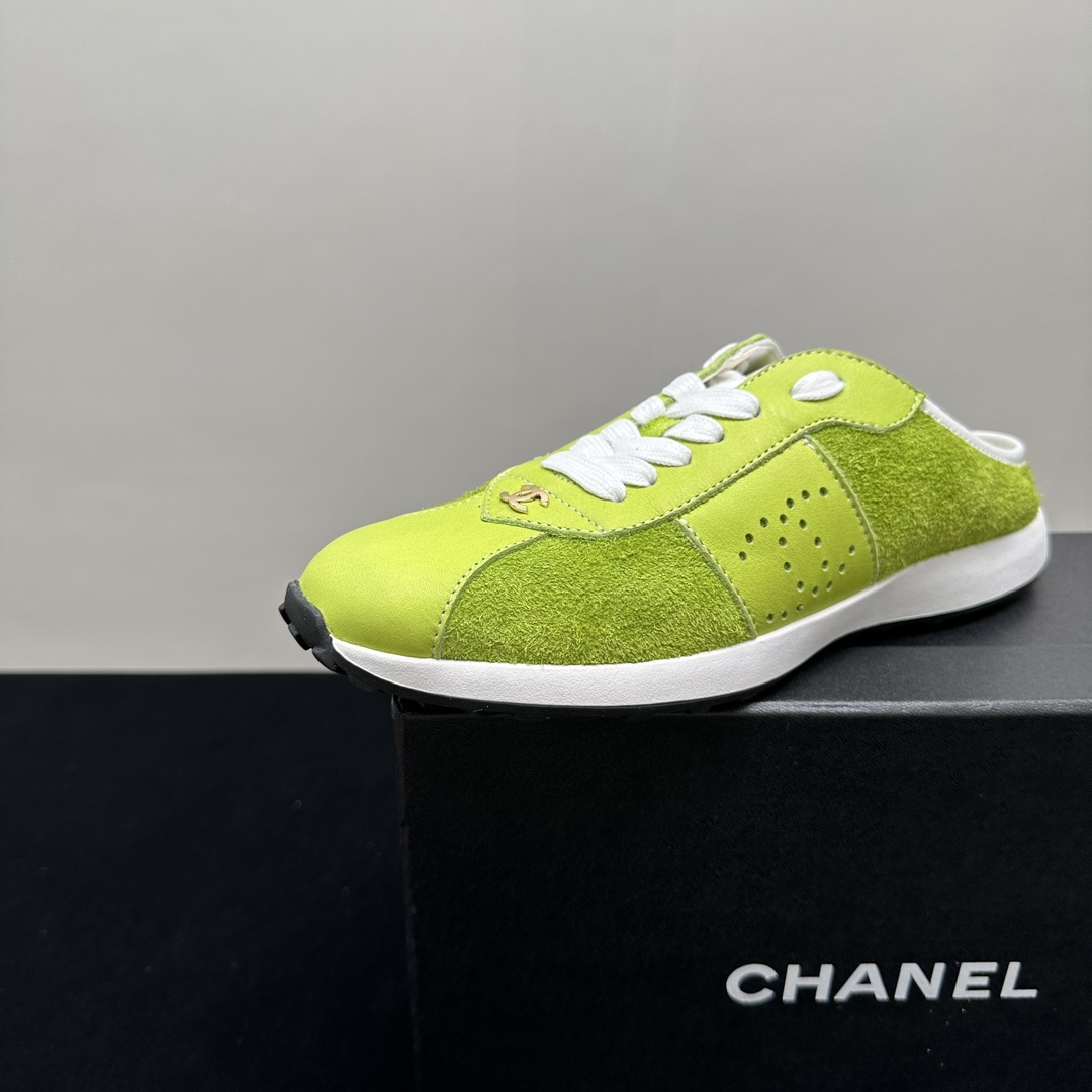 NO:245473,CHANEL Chanel training shoes lazy half slippers spliced ​​casual shoes, both fashion and comfort. The candy color color matching is eye-catching, classic elements embellish, showing the brand style. Materials such as matte cowhide have texture and fine workmanship. They are light and comfortable on the feet, with good wrapping, and are not tired when walking. 35-39 (40.41 fixed), casual shoes/sports shoes, chanel, chanel, sneakers, slippers, cowhide19860909CHANEL香奈儿德训鞋懒人半拖鞋拼接休闲鞋,时尚与舒适兼具.糖果色彩色配色个性吸睛,经典元素点缀,尽显品牌格调.磨砂牛皮等材质有质感,做工精细.上脚轻便舒适,包裹性佳,走路不累.35-39（40.41定）,休闲鞋/运动鞋,chanel,chanel,sneakers,slippers,cowhide,Women's Shoes