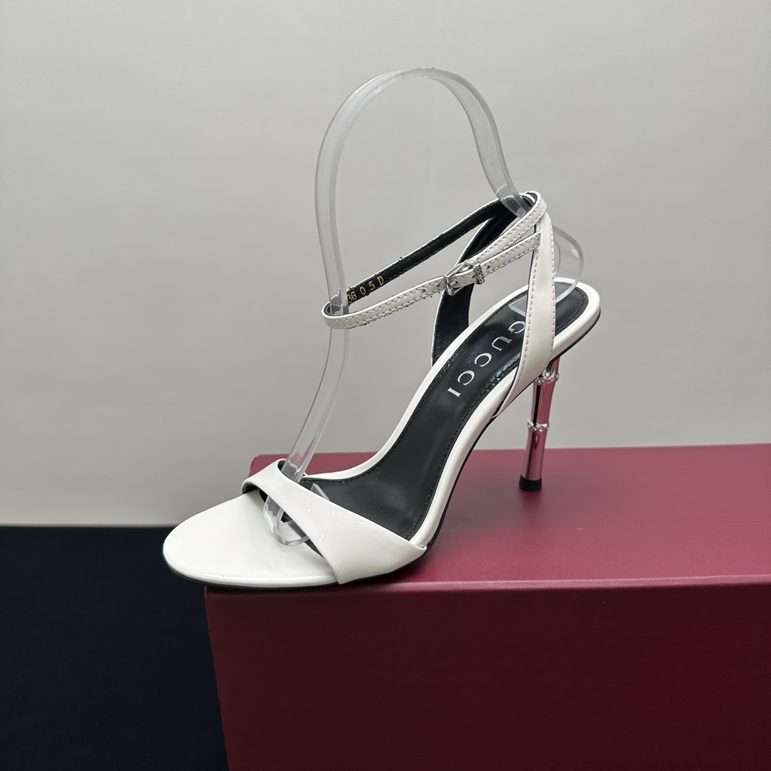 NO:245469,2025 Gucci Counter Synchronous Spring and Summer Showcase Gucci 25S Spring and Summer New Electroplating Bamboo Heels Stylish High Heels Back Sandals G Home reflects the simple and high-end feel, always convinces the capital. It looks quite simple style, but it is inexplicably high-end on the feet. It is very sexy and allows you to easily match it. The upper is imported patent leather, and the inner is imported sheepskin. The heel height is 10cm Size35-39 (customized by 40/41/42), high heels sandals, gucci, gucci, sandals, high heels, sheepskin198609092025古奇专柜同步春夏走秀款Gucci 25S春夏新品电镀竹节跟 细高跟后带凉鞋 G家在体现简约高级感这块 总让人大写的服气 看起来蛮简单的款式 但上脚就莫名很高阶 非常性感 让你轻松搭配尽显各种风格 鞋面采用进口漆皮 内里采用进口羊皮 意大利进口真皮底 跟高10cm Size35-39（40/41/42定制）,高跟鞋凉鞋,gucci,gucci,sandals,high heels,sheepskin,Women's Shoes