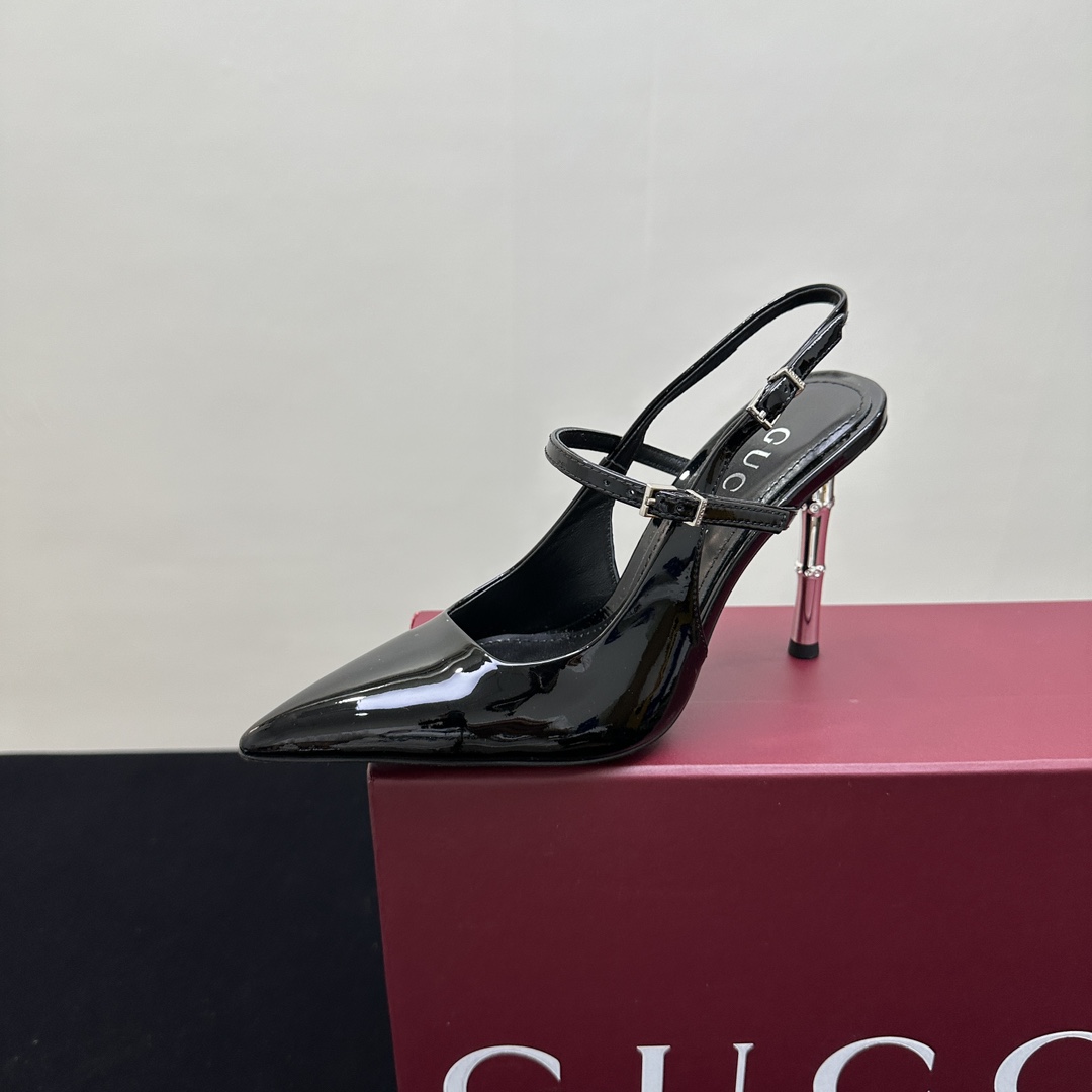 NO:245471,2025 Gucci Counter Synchronous Spring and Summer Showcase Gucci 25S Spring and Summer New Electroplating Bamboo Heels Stylish High Heels Pointed Toe Sandals G Home reflects the simplicity and high-end feel, always convinces the capital. It looks quite simple style, but it is inexplicably high-end on the feet. It is very sexy and allows you to easily match it. The upper is imported patent leather, and the inner is imported sheepskin. The heel height is 10cm Size35-39 (customized by 40/41/42), high heels sandals, gucci, gucci, sandals, high heels, sheepskin198609092025古奇专柜同步春夏走秀款Gucci 25S春夏新品电镀竹节跟 细高跟尖头包头凉鞋 G家在体现简约高级感这块 总让人大写的服气 看起来蛮简单的款式 但上脚就莫名很高阶 非常性感 让你轻松搭配尽显各种风格 鞋面采用进口漆皮 内里采用进口羊皮 意大利进口真皮底 跟高10cm Size35-39（40/41/42定制）,高跟鞋凉鞋,gucci,gucci,sandals,high heels,sheepskin,Women's Shoes