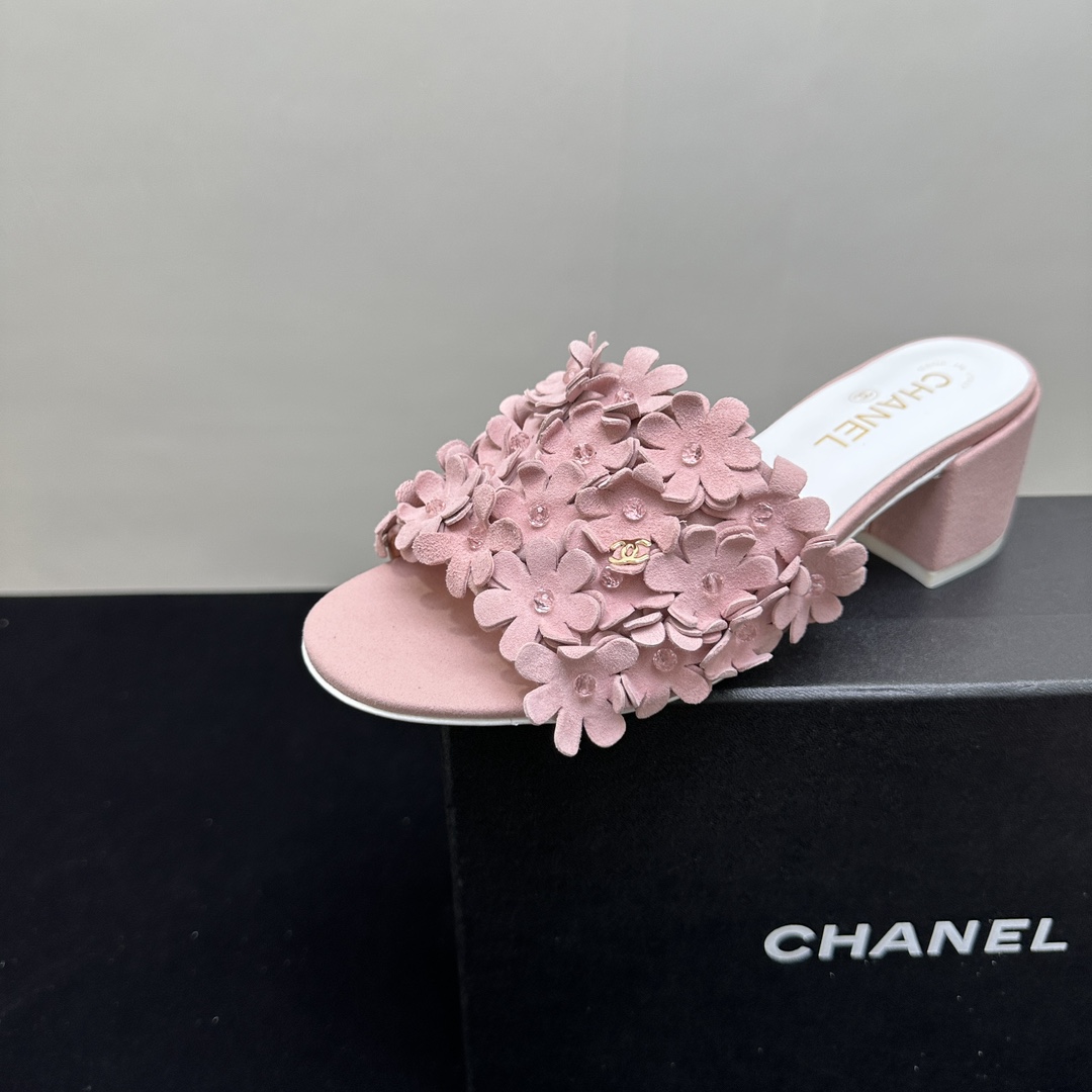 NO:261533,Chanel Chanel 2025 spring and summer small flower slippers!  Top quality: pure handmade full leather three-dimensional castor flowers~ made with heavy industry~ dozens of uppers are inlaid with the whole pair of uppers, which are super sweet and versatile!  The style is so summery!  Imported frosted leather upper inner sheepskin sole Italian genuine leather sole Heel height 1cm, 5.5cm Size 35-39 [40.41 Custom made], slippers, chanel, chanel, slippers, sheepskin19860909Chanel香奈儿2025春夏小花朵拖鞋！顶级品质 纯手工全真皮立体制作山茶花～重工打造～整对鞋面镶嵌几十朵 上脚超甜美又百搭！风格好有夏天感觉！ 鞋面进口磨砂皮 内里羊皮里 鞋底意大利真皮底 跟高1cm,5.5cm 码数35-39〔40.41定做〕,拖鞋,chanel,chanel,slippers,sheepskin,Women's Shoes