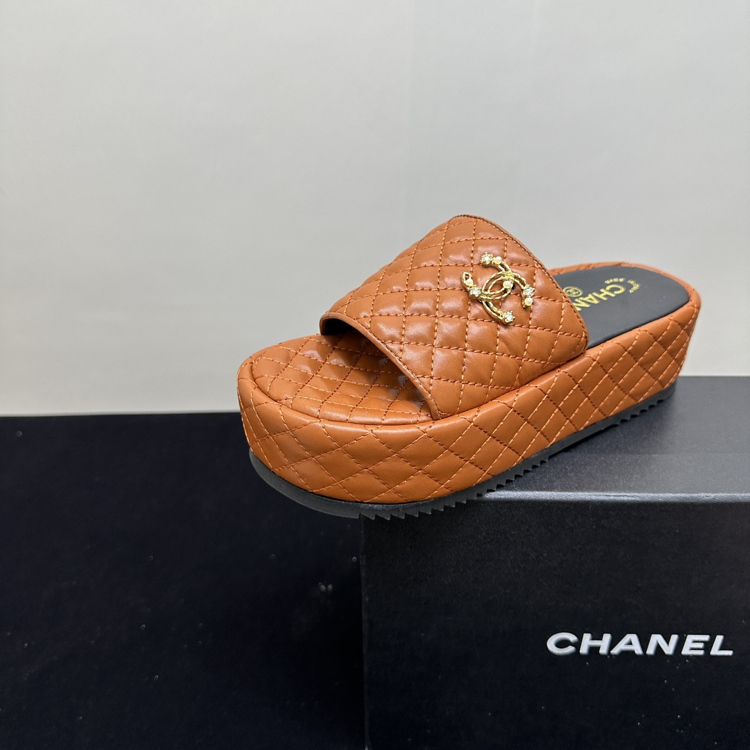 NO:261531,CHANEL｜Chanel Xiaoxiang classic spring and summer new product, double C thick water platform thick sole sponge cake sole slippers. I really love this season's spring style!  The mesh is looming, sexy and sweet~ You can easily control shopping, dates, and commuting! Paired with skirts or jeans, it is full of fashion sense! The fabric is made of original custom material, the inner foot pads are all sheepskin imported from Italy original outsole size35-39 (customized by 40/41), slippers, chanel, chanel, slippers, skirts, jeans, sheepskin19860909CHANEL｜香奈儿小香经典春夏新品 双C厚水台厚底松糕底拖鞋 这一季的春款真的太爱了！ 网纱若隐若现 性感又不失甜美~ 逛街、约会、通勤都都能轻松驾驭!搭配裙子或牛仔裤,时尚感爆棚! 面料采用原版定制材质 内里垫脚均为羊皮 意大利进口原版大底 size35-39（40/41定制）,拖鞋,chanel,chanel,slippers,skirts,jeans,sheepskin,Women's Shoes