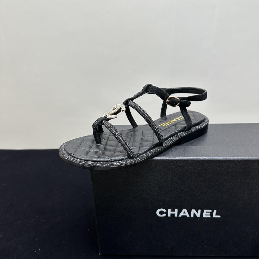 NO:264489,Chanel Chanel Xiaoxiang C Home 25 new full diamond Roman sandals Xiaoxiang Home's super cute design is a perfect standard for the fairy. What's more advanced is that the upper is full of hand-made rhinestones, each one is blingbling shiny, and the feet are really too beautiful and high-end~~ Customized matte sheepskin nail diamonds with upper inner foot pad sheepskin inner sole Italian leather sole Size: 35, 36, 37, 38, 39 (40, 41 can be customized! No return and exchange!), sandals, chanel, chanel, chanel, chanel, sandals, sheepskin19860909Chanel香奈儿小香C家 25新款满钻罗马凉鞋 小香家超级可爱设计简直是妥妥的小仙女标配,更高级的是鞋面都是纯手工镶嵌的水钻,每一颗都是blingbling的闪亮,上脚真的得太美太高级啦～～ 鞋面定制的磨砂羊皮烫钻 内里垫脚羊皮内里 鞋底意大利真皮底 Size:35、36、37、38、39（40,41可定制！不退换！）,凉鞋,chanel,chanel,chanel,chanel,sandals,sheepskin,Women's Shoes