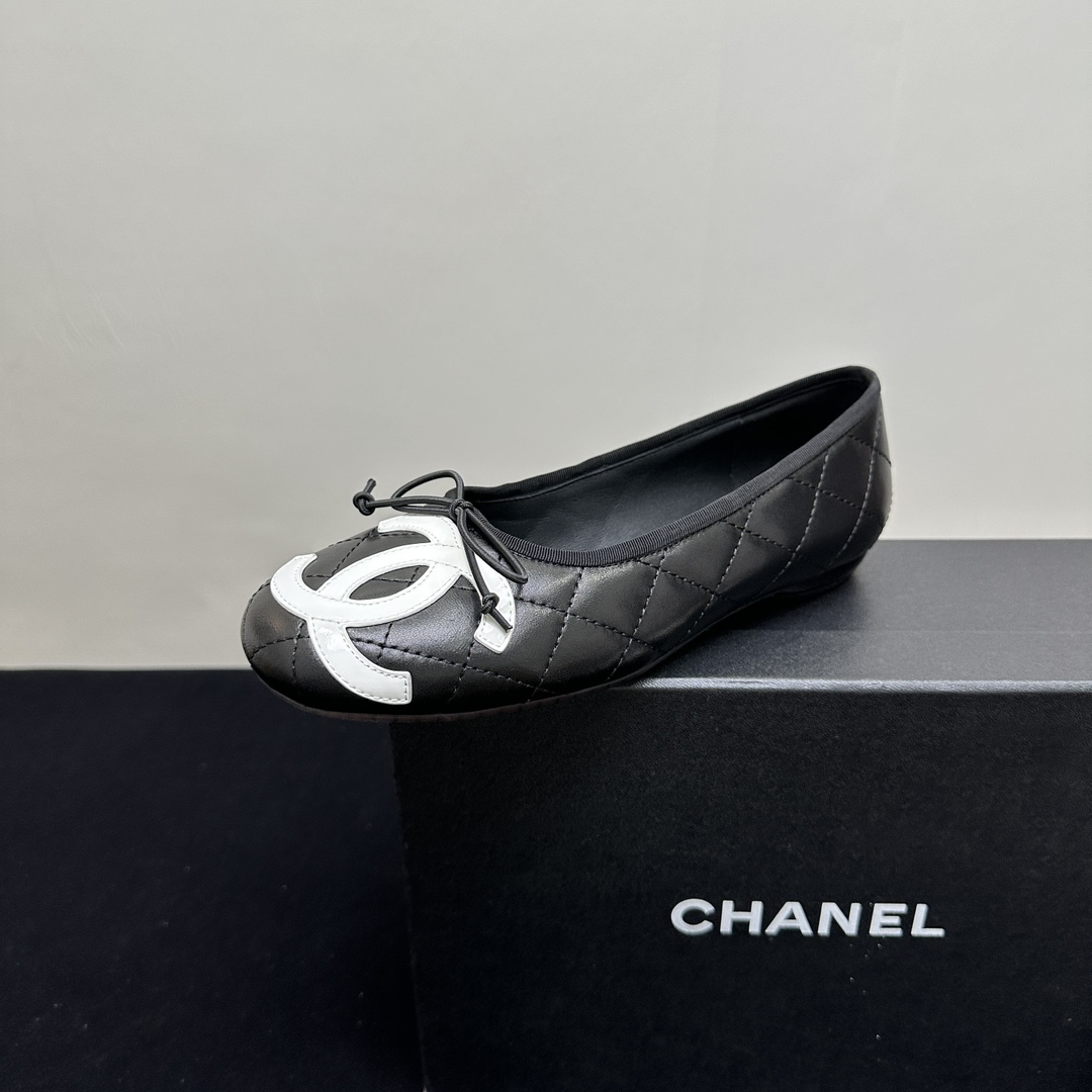 NO:262119,CHANEL Xiaoxiang 25/A Spring and Summer Ballet Shoes Black and White Kangpeng Shoes Flat Sole Single Shoes Counter Quality One of the must-have classics every year!  Latest designs make it more visible and tasteful ~ All materials are customized according to the original version!  Purchase genuine products to develop. Universal and versatile artifact, summer beach, durable model. Fabric sole customization on official website. Size 35-39 (40.41 customization), single shoes, chanel19860909CHANEL小香25/A春夏 芭蕾舞鞋黑白康鹏鞋平底单鞋 专柜品质 每年必入的经典款之一！最新 设计 更加彰显和品味～所有材质都根据原版定制！购入正品开发.万能百搭神器,夏日沙滩,耐造款. 面料 底 官网对版定制 码数35-39（40.41定）,单鞋,chanel,Women's Shoes