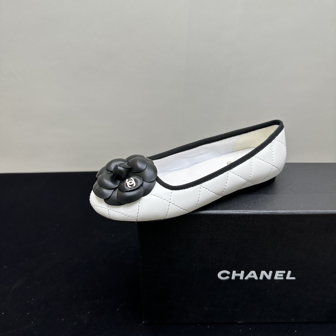 NO:264477,Chanel 2025 new Chanel small fragrance round-toed camellia flat shoes, playful and a bit mature, high-end, age-reducing and elegant when worn!  Upper sheepskin inner sheepskin inner heel height 1cm sole Italian leather outsole size 35-39 (40,41 custom made without return or exchange), single shoes, chanel, chanel, sheepskin, Leather soles19860909Chanel2025新款香奈儿小香圆头山茶花平底单鞋,俏皮中又有点轻熟的高级,穿起来减龄又有气质！ 鞋面羊皮 内里羊皮内里 跟高1cm 鞋底意大利真皮大底 码数35-39（40,41定制不退换),单鞋,chanel,chanel,sheepskin,Leather soles,Women's Shoes