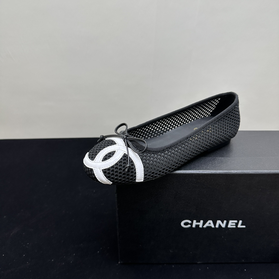 NO:264480,CHANEL Chanel hollow mesh flat-sole single shoes flat heels are a perfect fusion of fashion and comfort. It highlights the brand style, exquisite double C logo embellishes the toe, and is paired with a flexible bow, elegant and playful. The material is soft and skin-friendly, and has good breathability. Black, pink and white colors are available, suitable for various occasions to easily enhance fashion taste. 35-39 (40.41 customs), single shoes, chanel, chanel19860909CHANEL香奈儿镂空网布平底单鞋平跟鞋,是时尚与舒适的完美融合.彰显品牌格调,精致双C标识点缀鞋头,搭配灵动蝴蝶结,优雅又俏皮.材质柔软亲肤,透气性佳.黑、粉、白多色可选,适配各种场合穿搭,轻松提升时尚品味.35-39（ 40.41定）,单鞋,chanel,chanel,Women's Shoes