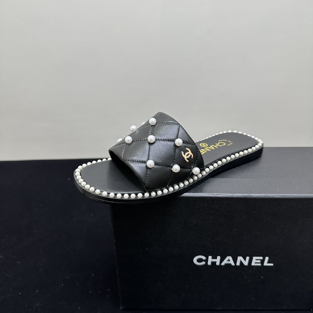 NO:264464,CHANEL pearl diamond-shaped flat slippers are a perfect fusion of fashion and classic. The diamond-shaped pattern highlights the brand's heritage and the pearl embellishes exquisite and luxurious. Whether it is paired with skirts to show elegance or casual pants to highlight casualness, you can easily control it. Wear it, every step you take is a fashion and a must-have item to enhance your dressing taste. Sheepskin noodles, sheepskin leather sole 35-39 (40-41 set), slippers, chanel, chanel, slippers, skirts, sheepskin19860909CHANEL香奈儿珍珠菱格平底拖鞋,时尚与经典的完美融合.菱格纹彰显品牌底蕴,珍珠点缀精致奢华.无论是搭配裙装展现优雅,还是配休闲裤凸显随性,都能轻松驾驭.穿上它,踏出的每一步皆是风尚,是提升穿搭品味的必备单品.羊皮面,羊皮里 真皮底 35-39（40-41定）,拖鞋,chanel,chanel,slippers,skirts,sheepskin,Women's Shoes