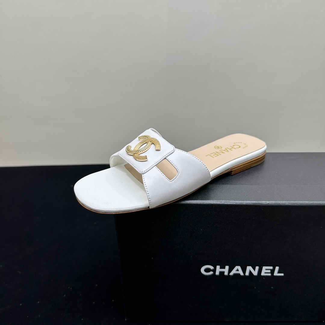 NO:264462,CHANEL classic flat slippers, the iconic double C metal buckle, eye-catching, showing luxury style. Soft sole design, comfortable and comfortable walking. The classic black and white beige color is suitable for various styles. Whether you are walking on the street or attending casual occasions, it can easily enhance the sense of fashion. It is an indispensable item in the shoe cabinet of fashion enthusiasts. Sheepskin face, sheepskin genuine leather sole 35-39 (40-41 set), slippers, chanel, chanel, slippers, sheepskin19860909CHANEL香奈儿经典平底拖鞋,标志性双C金属扣吸睛,彰显奢华格调.软底设计,行走间舒适自在.黑白米色经典三色,适配各种风格穿搭,无论是漫步街头还是出席休闲场合,都能轻松提升时尚感,是时尚爱好者鞋柜中不可或缺的单品.羊皮面 羊皮里 真皮底 35-39（40-41定）,拖鞋,chanel,chanel,slippers,sheepskin,Women's Shoes