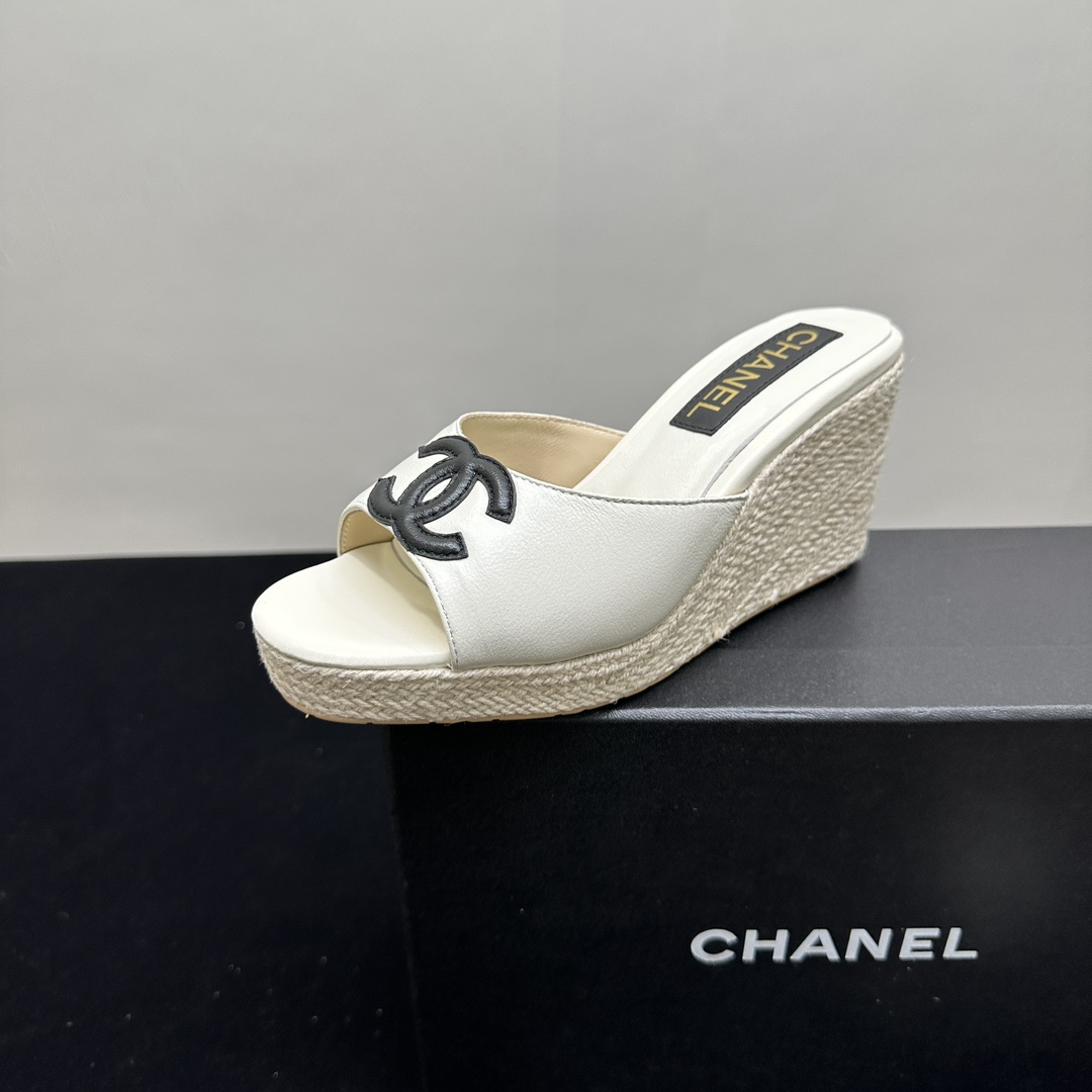 NO:264474,CHANEL Chanel heel thick-soled water table slippers are both fashionable and practical. The iconic double C logo is eye-catching and unique, interpreting the brand's classic charm. The wedge-shaped thick-soled design not only lengthens the leg lines, adds elegant temperament, but also ensures comfortable walking. The upper material is exquisite and has a high texture. The classic black, white and beige color matching is suitable for a variety of styles. Whether it is vacation or urban daily, it can easily become the focus. It is an excellent choice to enhance fashion taste. Sheepskin face sheepskin, heel rope sole matches with original rubber sole, heel height 8.5cm. 2cm35-39 (40-41 fixed), semi-torched high heels, chanel, chanel, high heels, slippers, sheepskin19860909CHANEL香奈儿坡跟厚底水台拖鞋,时尚与实用兼具.标志性双C logo醒目独特,诠释品牌经典魅力.楔形厚底设计,不仅拉长腿部线条,增添优雅气质,还保证行走舒适.鞋面材质精致,质感上乘.黑、白、米色经典配色,适配多样风格穿搭,无论是度假出游还是都市日常,都能轻松成为焦点,是提升时尚品味的绝佳之选.羊皮面 羊皮里,麻绳底搭配原版橡胶底,跟高8.5cm.前面2cm35-39（40-41定）,半拖高跟鞋,chanel,chanel,high heels,slippers,sheepskin,Women's Shoes