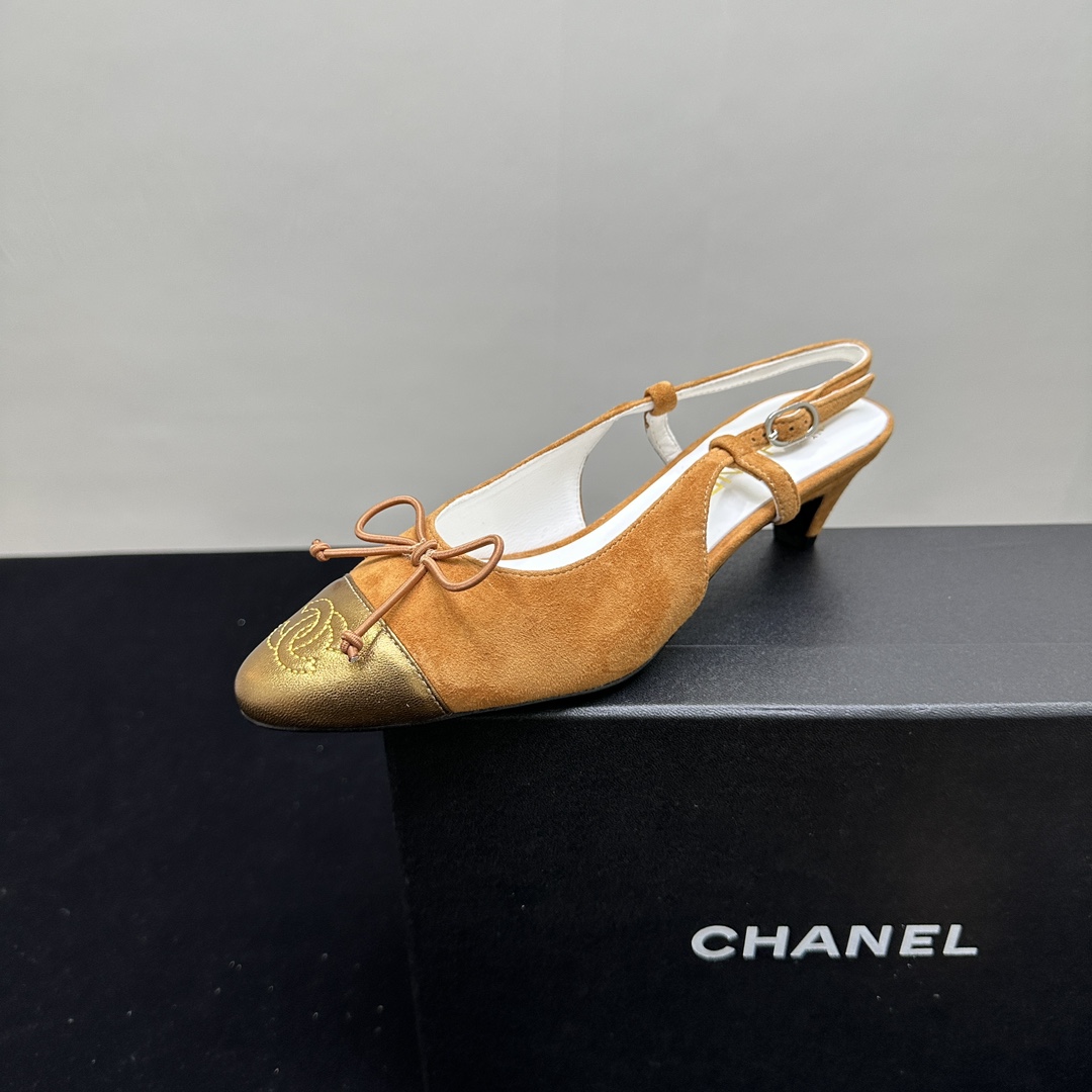 NO:264472,CHANEL CHANEL spliced ​​with bag-toe low-heeled sandals, showing French elegance. The gold design of the toe is matched with iconic elements, luxurious and eye-catching; the bow embellishes soft and romantic. The rear tripod strap design fits the foot shape and makes it comfortable to walk. Various colors are suitable for different dressing scenes, whether it is commuting or dating, you can interpret fashion taste in a delicate posture. Frosted sheepskin face, sheepskin, genuine leather sole 35-39 (40.41 set), high heels sandals, chanel, chanel, sandals, high heels, sheepskin19860909CHANEL香奈儿拼接包头后空低跟凉鞋,尽显法式优雅.鞋头金色设计搭配标志性元素,奢华吸睛；蝴蝶结点缀柔美浪漫.后绊带设计贴合脚型,行走舒适.多样色彩适配不同穿搭场景,无论是通勤还是约会,都能以精致之姿,诠释时尚品味.磨砂羊皮面,羊皮里,真皮底35-39（40.41定）,高跟鞋凉鞋,chanel,chanel,sandals,high heels,sheepskin,Women's Shoes