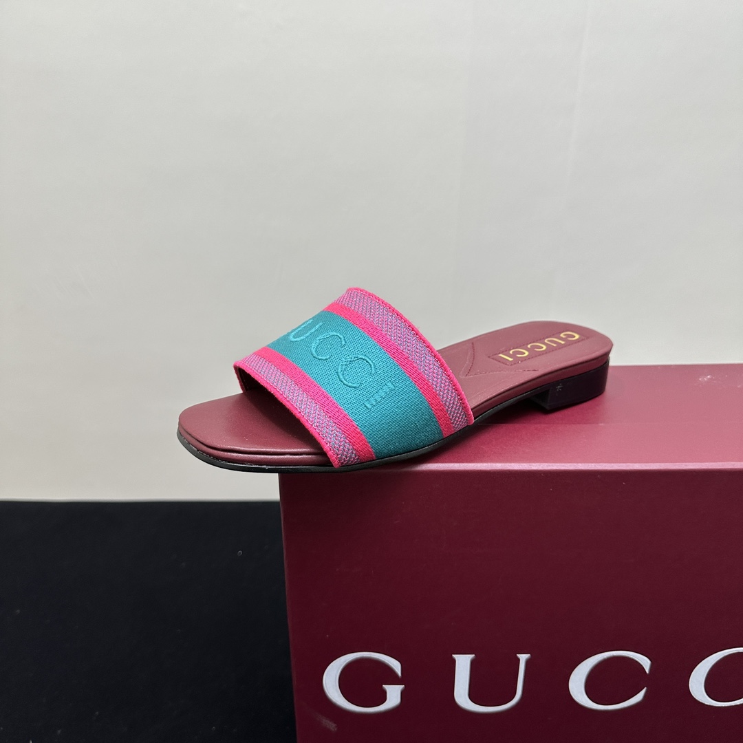 NO:264468,Gucci flat slippers, a perfect fusion of fashion and personality. The iconic brand elements are eye-catching, the classic color matching is calm and atmospheric, and the contrasting color model is energetic and eye-catching. The simple design is exquisite and the comfortable feel is suitable for daily life. Whether you are relaxing on the street or relaxing at home, you can become the highlight of the outfit and show the trendy attitude with your unique style. Original embroidered cloth, sheepskin, real leather sole 35-39 (40.41 set), slippers, gucci, gucci, slippers, sheepskin19860909古奇古驰（Gucci）平底拖鞋,时尚与个性的完美融合.标志性品牌元素醒目呈现,经典配色款沉稳大气,撞色款活力吸睛.简约设计不失精致,舒适脚感适合日常.无论是休闲出街还是居家放松,都能凭借独特风格,成为穿搭亮点,彰显潮流态度.原版刺绣布面,羊皮里,真皮底 35-39（40.41定）,拖鞋,gucci,gucci,slippers,sheepskin,Women's Shoes