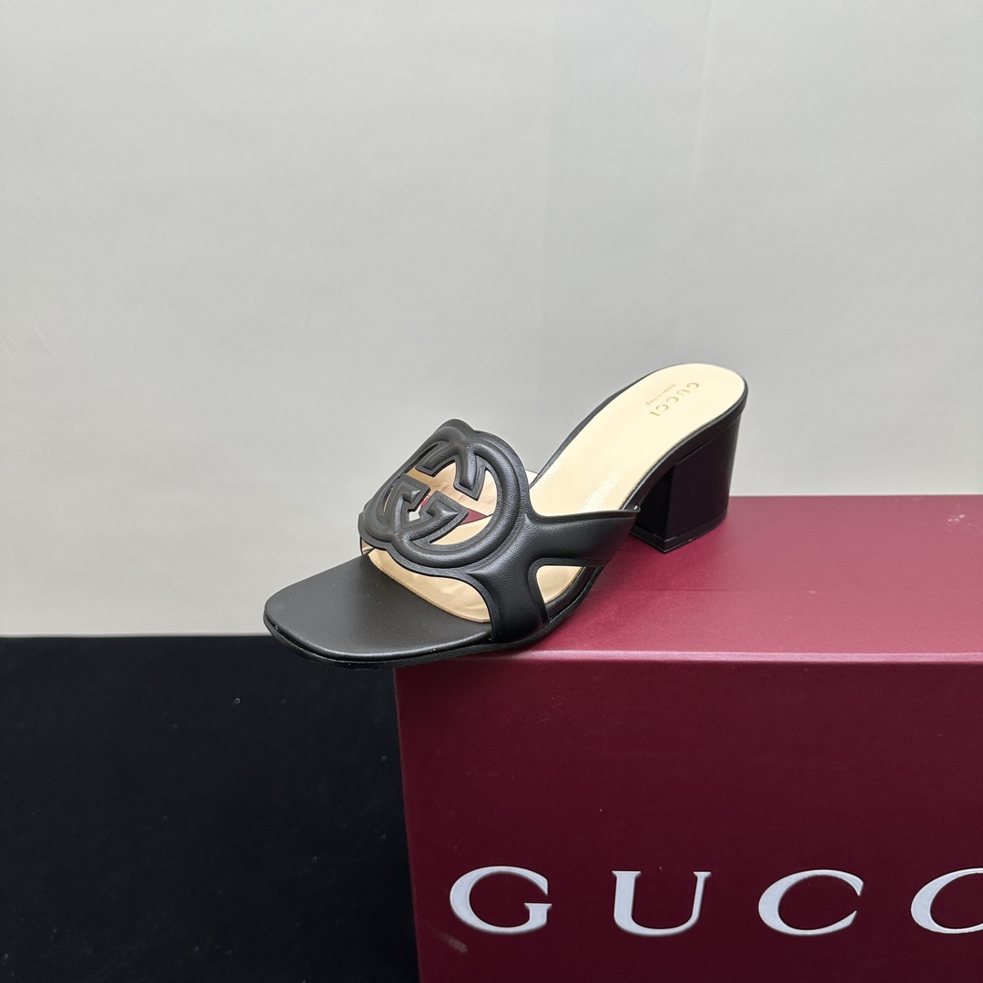 NO:264466,Gucci high-heeled hollow slippers, the darling of the fashion circle. The iconic double G logo is three-dimensional and eye-catching, highlighting the brand style. The square toe is chic and modern, and the mid-heel design combines elegance and comfort. Various colors and different outfits are suitable for different outfits. Whether it is a workplace commuter or dinner party, it can easily become the focus and add a luxurious texture to the shape. Sheepskin surface, sheepskin, real leather sole 35-39 (40.41 set), slippers, gucci, gucci, slippers, sheepskin19860909古驰古奇（Gucci）高跟镂空拖鞋,时尚圈的宠儿.标志性双G logo立体醒目,彰显品牌格调.方形鞋头别致摩登,中跟设计兼顾优雅与舒适.多样配色适配不同穿搭,无论是职场通勤还是晚宴聚会,都能凭借独特魅力,轻松成为焦点,为造型增添奢华质感.羊皮面,羊皮里,真皮底 35-39（40.41定）,拖鞋,gucci,gucci,slippers,sheepskin,Women's Shoes