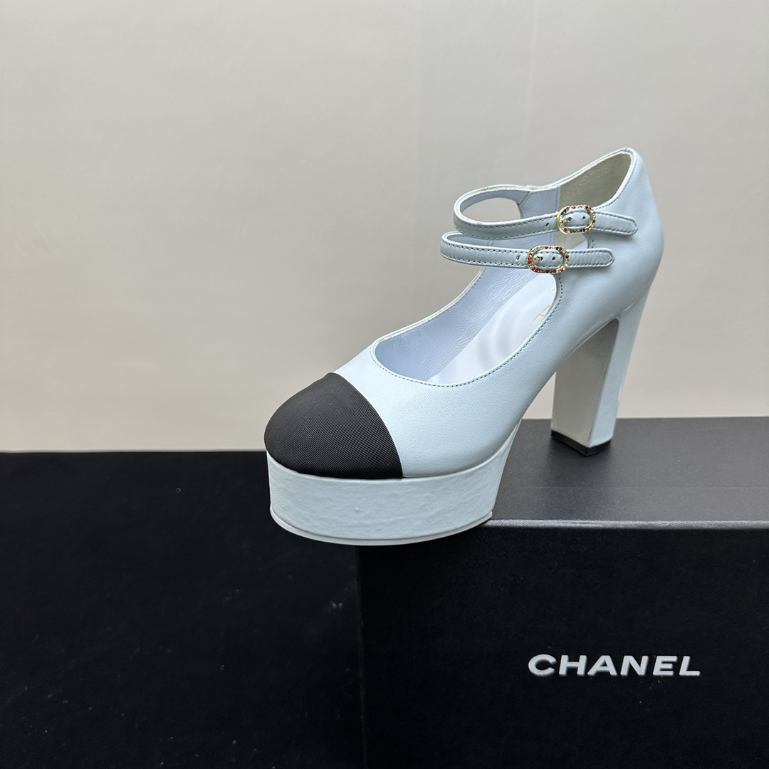 NO:264470,Leather CHANEL | Xiaoxiang Chanel 25P spring and summer new product, thick heel thick sole waterproof platform single shoes, Mary Jane Chanel's series of high heels combine classic and fashion. Black and white contrasting toe is an elegant logo that never goes out of date. The upper is made of diverse materials, silk shines luster, and tweed texture. Various colors are suitable for different styles. The waterproof platform and thick heel design not only lengthens the lines of the legs, but also takes into account the comfort of walking, it is an excellent item to enhance temperament. The fabric is made of original fabric/sheelskin. The inner foot pad is made of silk sheepskin. The heel height is 11cm. The waterproof platform is 4cm Size35-39 (customized by 40/41, no return or exchange), high heels, chanel, chanel, sandals, mary jane, high heels, sheepskin, silk  fabric19860909皮面 CHANEL ｜小香香奈儿25P春夏新品 粗跟厚底防水台单鞋玛丽珍 香奈儿这系列高跟鞋,将经典与时尚精妙融合.黑白撞色鞋头,是永不过时的优雅标识.鞋面材质多样,绸缎闪耀光泽,粗花呢质感独特.多样色彩适配不同风格,防水台与粗跟设计,既拉长腿部线条,又兼顾行走舒适,是提升气质的绝佳单品. 面料采用原版布面/羊皮 内里垫脚采用丝绸羊皮 真皮底 跟高11cm 防水台4cm Size35-39（40/41定制不退换）,高跟鞋凉鞋,chanel,chanel,sandals,mary jane,high heels,sheepskin,silk fabric,Women's Shoes