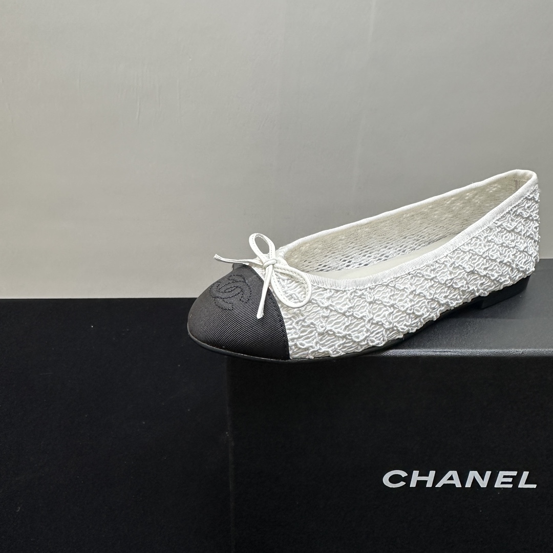 NO:264458,25Fw early spring latest color chanel small fragrance bow ballet flat shoes. Trust me this is a pair of ballet shoes that can take you to a good place. The upper is original lace mesh. The inner lining is not inside. The sole is Italian leather outsole. The size is 34-41. The size is 34-41. Customized without return or exchange. Single shoes, chanel, Leather soles.1986090925Fw早春最新配色chanel小香蝴蝶结芭蕾舞平底单鞋 相信我 这是一双能带你去到好地方的芭蕾舞鞋 鞋面原版蕾丝网布面 内里无内里 鞋底意大利真皮大底 码数34-41正码（34.40.41定制不退换）,单鞋,chanel,Leather soles,Women's Shoes