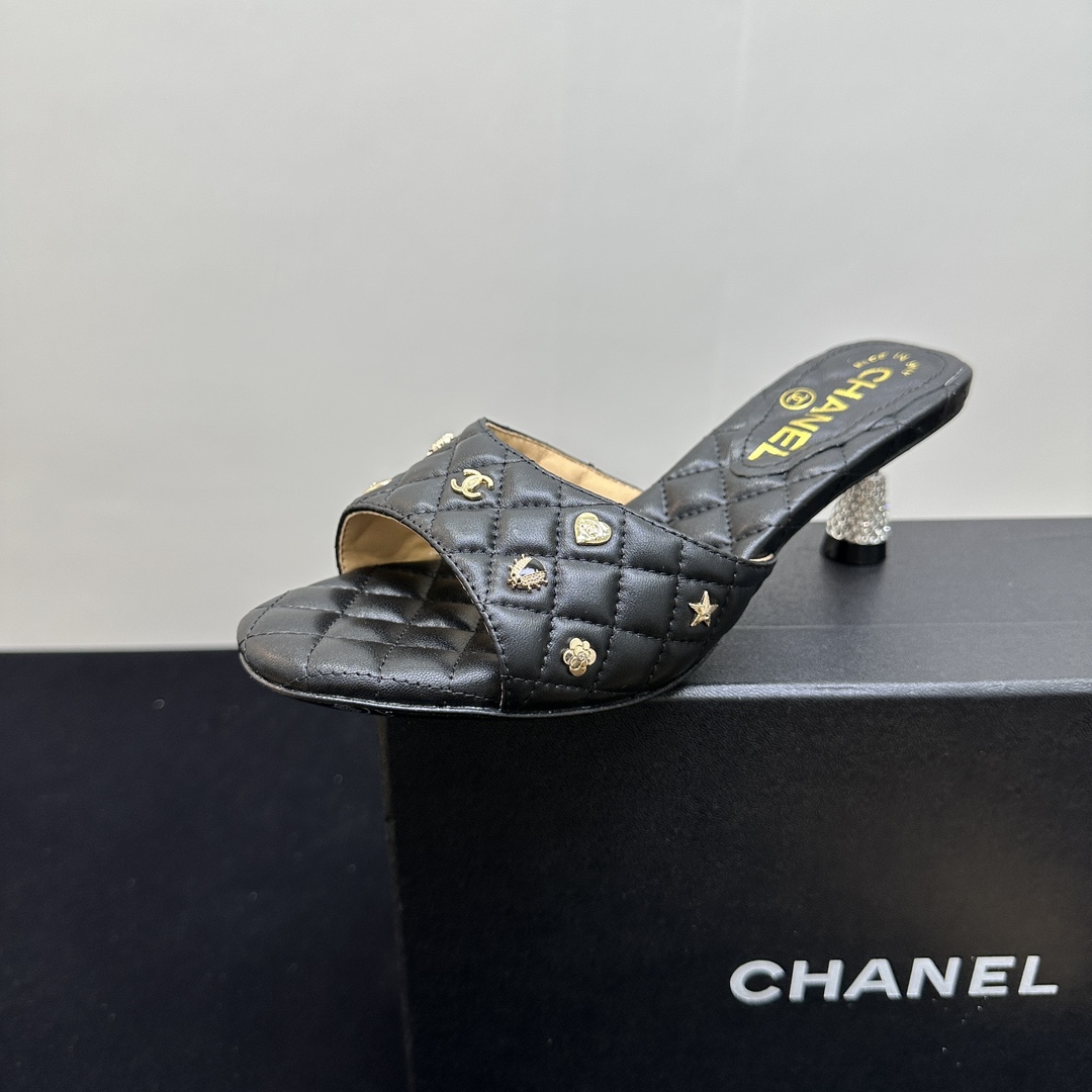 NO:264473,CHANEL Chanel high-heeled sandals, interpret elegance and exquisiteness to the fullest. The sheepskin upper is decorated with small badges and buckles, with unique texture. The stiletto heels are inlaid with rhinestones, shining. Whether it is to attend a dinner with a skirt or trousers walking on the street, it can instantly enhance the temperament and show luxury taste. The upper and inner sides are made of sheepskin, genuine leather soles, 35-39. (40.41), high heels slippers, chanel, chanel, high heels, slippers, skirts, sheepskin19860909CHANEL香奈儿小香风高跟凉拖鞋,将优雅与精致诠释得淋漓尽致.羊皮鞋面点缀徽章小饰扣,质感独特.细高跟镶嵌水钻,闪耀夺目.无论是搭配裙装出席晚宴,还是搭配裤装漫步街头,都能瞬间提升气质,彰显奢华品味.鞋面和内里都采用羊皮,真皮鞋底,35-39.（40.41定）,高跟鞋拖鞋,chanel,chanel,high heels,slippers,skirts,sheepskin,Women's Shoes