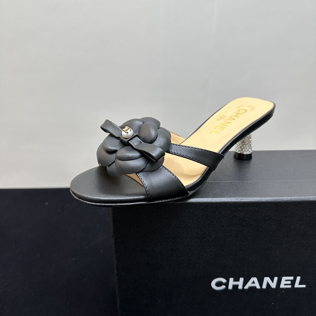 NO:264471,CHANEL Chanel high-heeled sandals, interpret elegance and exquisiteness to the fullest. Camellia and pearl bows have a unique texture. Stilettos inlaid with rhinestones, shines and dazzling. Whether you are dressed with a skirt or walking on the street with a trouser, you can instantly enhance your temperament and show your luxury taste. The upper and inner side are made of sheepskin, genuine leather soles, 35-39. (40.41), high heels slippers, chanel, chanel, high heels, slippers, skirts, sheepskin19860909CHANEL香奈儿小香风高跟凉拖鞋,将优雅与精致诠释得淋漓尽致.山茶花搭配珍珠蝴蝶结,质感独特.细高跟镶嵌水钻,闪耀夺目.无论是搭配裙装出席晚宴,还是搭配裤装漫步街头,都能瞬间提升气质,彰显奢华品味.鞋面和内里都采用羊皮,真皮鞋底,35-39.（40.41定）,高跟鞋拖鞋,chanel,chanel,high heels,slippers,skirts,sheepskin,Women's Shoes