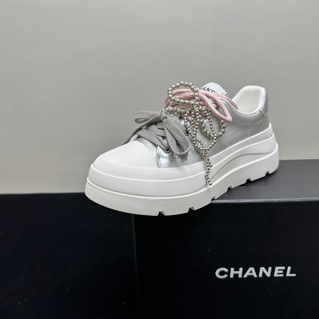 NO:264469,CHANEL 25s thick-soled pearl bow white shoes, casual shoes, the same style as internet celebrities, perfectly blends fashion and comfort. The upper is simple and elegant, matched with exquisite pearls and colorful shoelaces, and the details show the luxurious style. The thick-soled design extends the leg lines, which can easily enhance the sense of fashion, and is a trendy item that fashion experts cannot miss. Full-grain cowhide fabric, inner footbed imported sheepskin lining, pearls can be detached, original outsole, Size35-40 (40 sizes are not returned or exchanged), casual shoes/sports shoes, chanel, chanel, sneakers, skirts, cowhide, sheepskin19860909CHANEL香奈儿25s厚底珍珠蝴蝶结小白鞋,休闲鞋板鞋,网红明星同款 ,将时尚与舒适完美融合.鞋面简约大气,搭配精致珍珠与多彩鞋带,细节之处尽显奢华格调.厚底设计拉长腿部线条,无论是搭配裙装还是裤装,都能轻松提升时尚感,是时尚达人不容错过的潮流单品 面料全粒面牛皮 内里垫脚进口羊皮里 珍珠可拆卸 大底原版大底  Size35-40(40码不退换),休闲鞋/运动鞋,chanel,chanel,sneakers,skirts,cowhide,sheepskin,Women's Shoes
