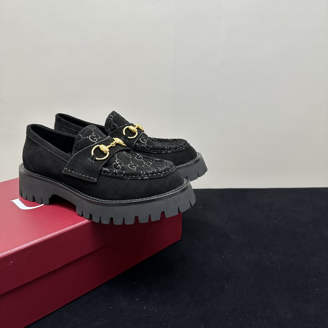 NO:264459,The same outfit on the show, Milan’s streets show their casual charm!  Summer girly GetGUCCI Guchi horse buckle thick-soled embossed loafers look thick and actually don’t have the actual product at all. However, the height increase of 4cm is really amazing!  Wear it well in summer~ You can mix and match any clothing at will in your daily life. It is invincible with mid-stockings, skirts and pants. The British style is really easy to control and has a thick bottom~ It is extremely friendly to small girls!  With the classic horse buckle, it is a pair of classic outdated existence. It can easily modify the legs on the feet and lengthen the leg lines. It is a versatile shoe style that is not picky or picky. It looks sweet and academic style!  Size 35-40 Gucci original box packaging accessories, loafers, gucci, loafers, skirts19860909大秀秀场同款穿搭,米兰街头尽显随性魅力！ 夏日少女感GetGUCCI 古奇马衔扣厚底压纹乐福鞋看上去厚重感其实实物完全不会,倒是增高4cm真的太绝了！夏天穿好好看～ 日常可以随心混搭任何服饰,搭配中筒袜配裙子裤子都是无敌美的英伦风学院风真的随便拿捏而且是厚底的～对于小个子女生更是极致的友好！配上经典的马衔扣又是一个双经典不过时的存在上脚轻松修饰腿型拉长腿部线条,属于百搭不挑人不挑风格的鞋型,单看就有种甜美学院风的味道！ Size 35-40 Gucci原盒包装配件,乐福鞋,gucci,loafers,skirts,Women's Shoes