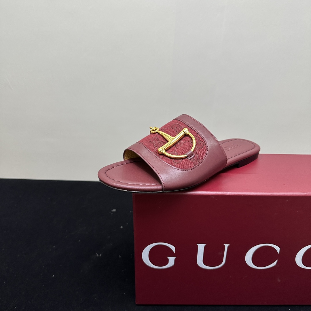 NO:264465,2025 Gucci Gucci Summer Latest D-buckle Light Gold Horse Bit Spliced ​​Flat Slippers, Imported Uppers, High-end Sheepskin/Old-Blooded GG Canvas, Inner/Foot-up Full Grain Pattern High-end Lambskin Sole Genuine Leather Sole Heel High Flat Heel Size 35-42 (41/40/42 Customized No Returns and Exchanges), Slippers, Gucci, Gucci, Slippers, Sheepskin198609092025古奇Gucci古驰夏季最新D字扣浅金马衔扣拼接平底拖鞋 鞋面进口高档羊皮/老花GG帆布 内里/垫脚全粒纹高档小羊皮 鞋底真皮底 跟高平跟 配码35-42（41/40/42定做不退换）,拖鞋,gucci,gucci,slippers,sheepskin,Women's Shoes